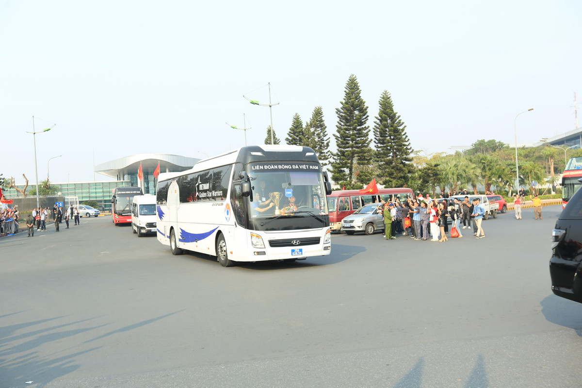 Tại trung tâm Hà Nội, ở nhiều tuyến đường trước đó được thông báo sẽ có màn diễu hành của đội tuyển, nhiều người dân đã có mặt hai bên đường trong không khí đây hân hoan. Đội tuyển đã rời sân bay Nội Bài. Chiếc cúp vô địch được đặt ở phía đầu xe.