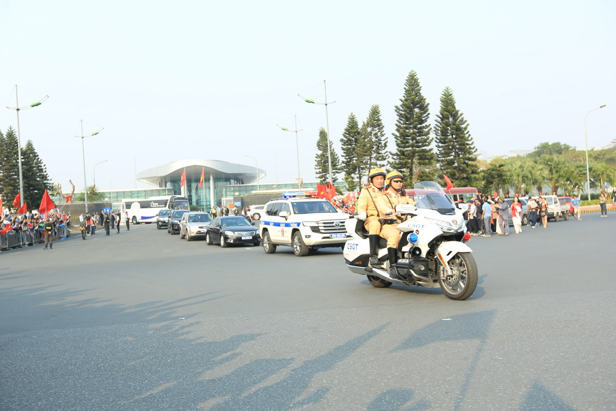 Tuy nhiên vào phút chót, kế hoạch đã thay đổi. Các thành viên tuyển Việt Nam di chuyển trên 2 xe 45 chỗ để về Văn phòng Chính phủ luôn chứ không rước cúp từ sân bay.