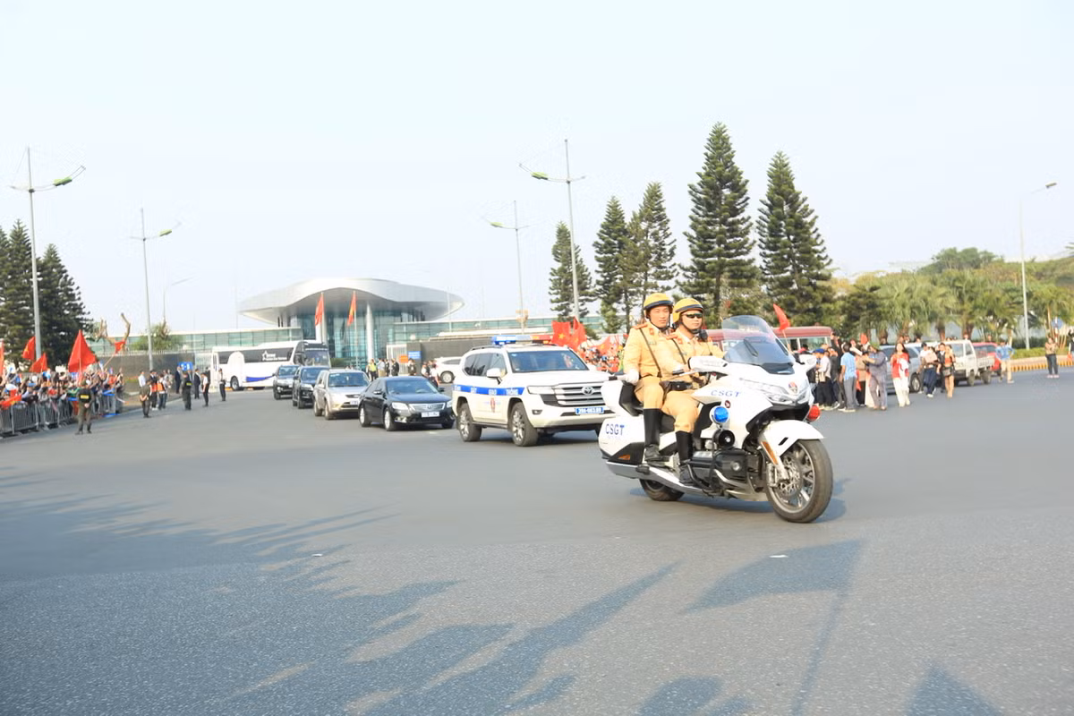 Tuy nhiên vào phút chót, kế hoạch đã thay đổi. Các thành viên tuyển Việt Nam di chuyển trên 2 xe 45 chỗ để về Văn phòng Chính phủ luôn chứ không rước cúp từ sân bay.
