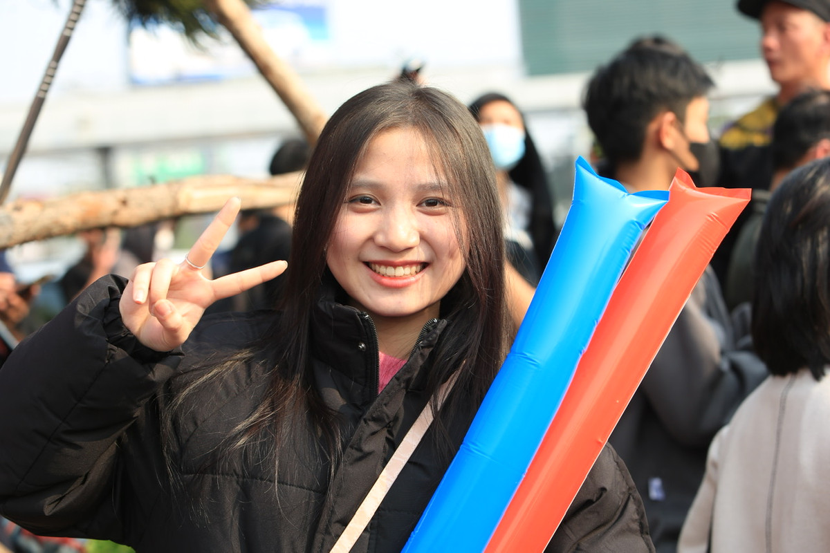 Tất cả đều hướng mắt chờ đón đến thời điểm các cầu thủ xuất hiện.