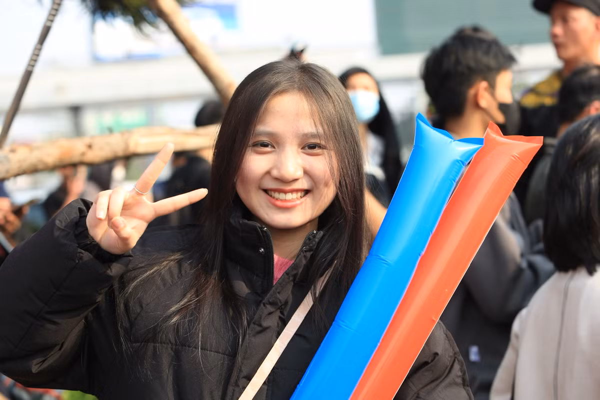 Tất cả đều hướng mắt chờ đón đến thời điểm các cầu thủ xuất hiện.