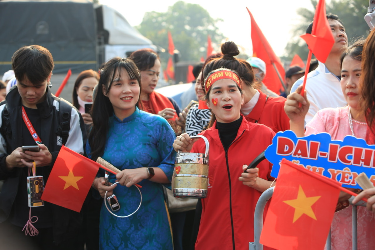 Mỗi gương mặt đều ánh lên niềm vui, sự tự hào và lòng biết ơn đối với những người hùng đã mang vinh quang về cho đất nước.