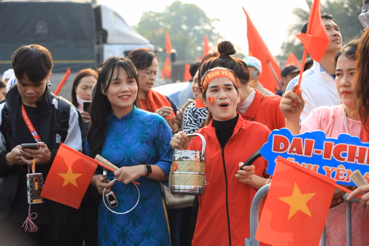 Mỗi gương mặt đều ánh lên niềm vui, sự tự hào và lòng biết ơn đối với những người hùng đã mang vinh quang về cho đất nước.