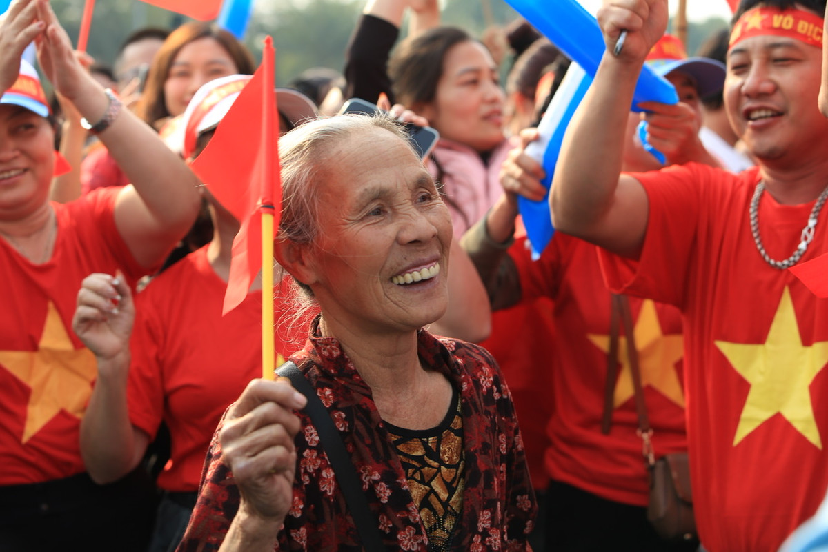 Có những cụ bà cũng đã có mặt để chào đón những chiến binh sao vàng.