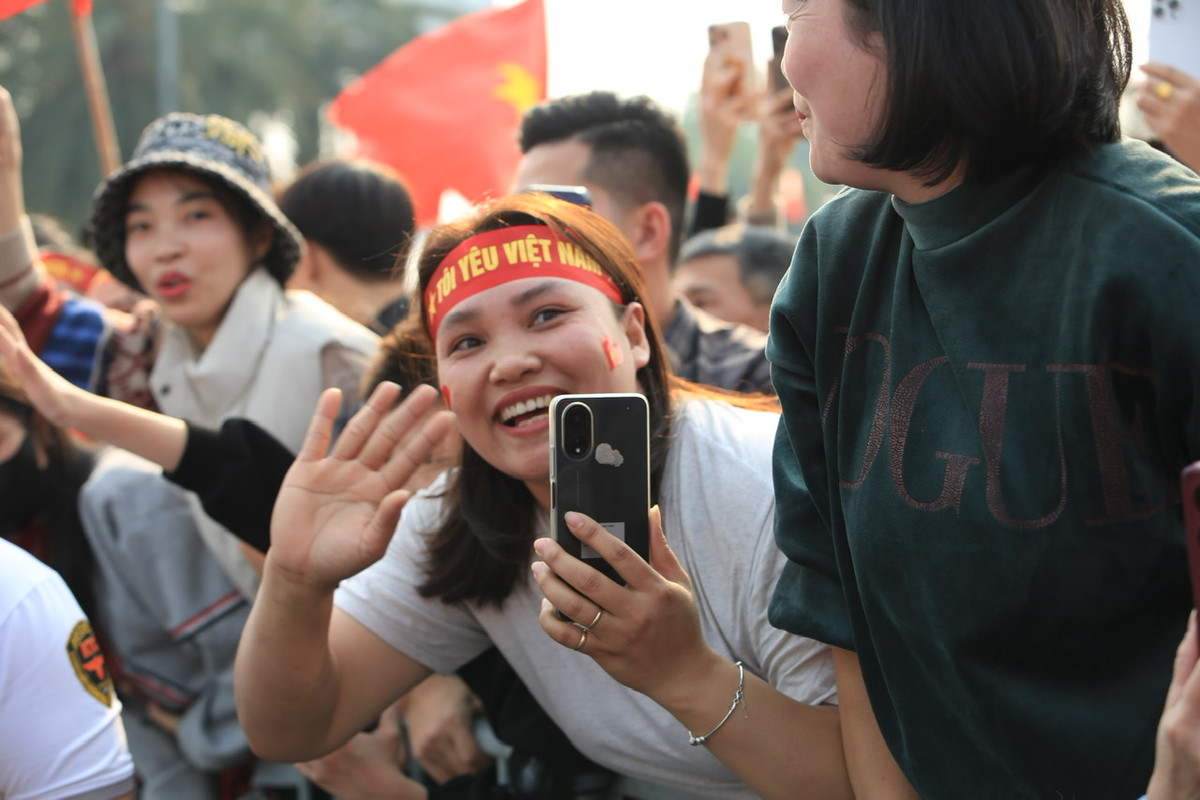 Các cổ động viên đã chuẩn bị rất nhiều băng rôn, khẩu hiệu để chào đón đội tuyển