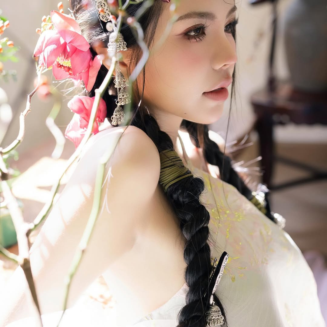 Mai Dora được mệnh danh là "nữ thần làng game" hay "MC nữ quyến rũ nhất làng game" nhờ vẻ ngoài xinh đẹp.