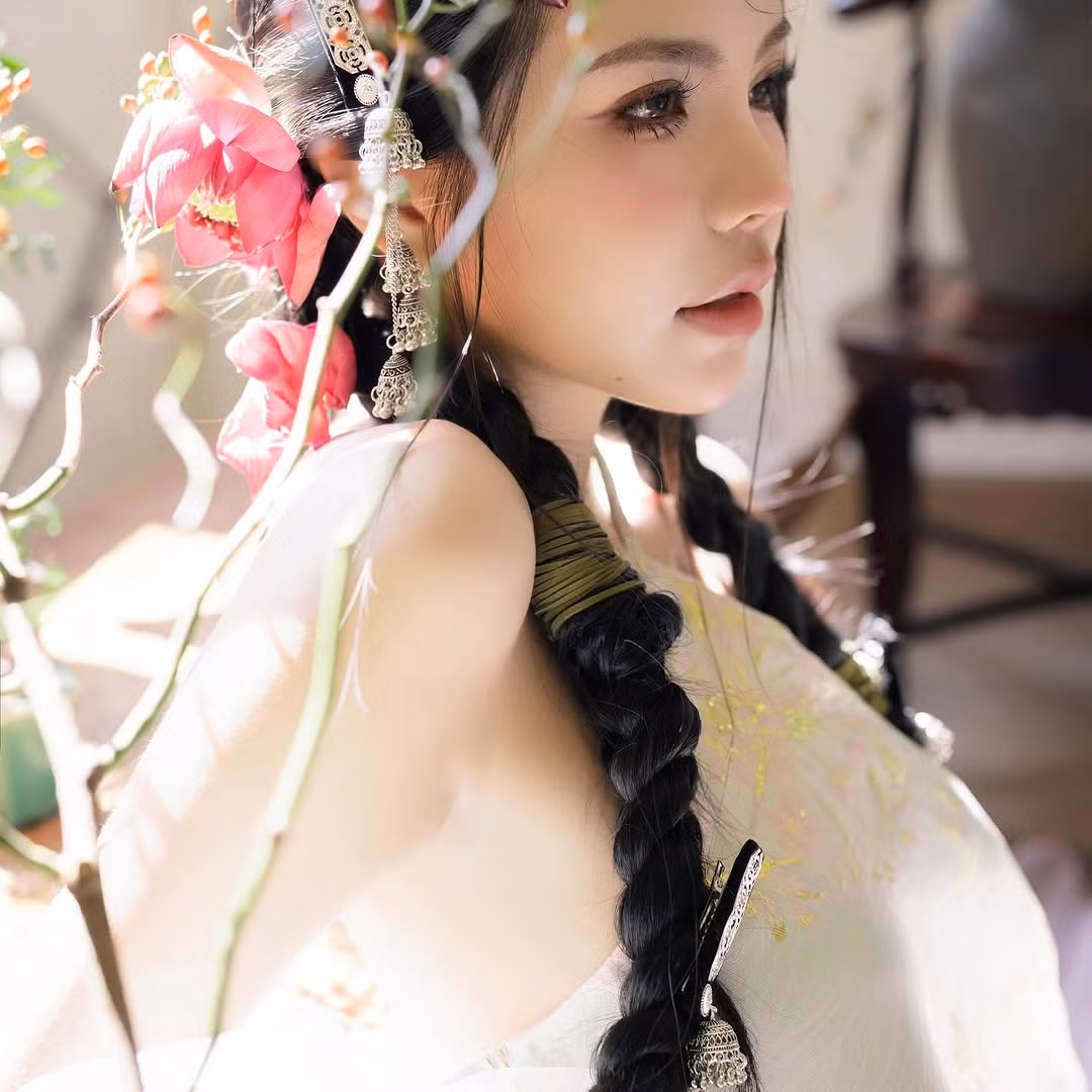 Mai Dora được mệnh danh là "nữ thần làng game" hay "MC nữ quyến rũ nhất làng game" nhờ vẻ ngoài xinh đẹp.