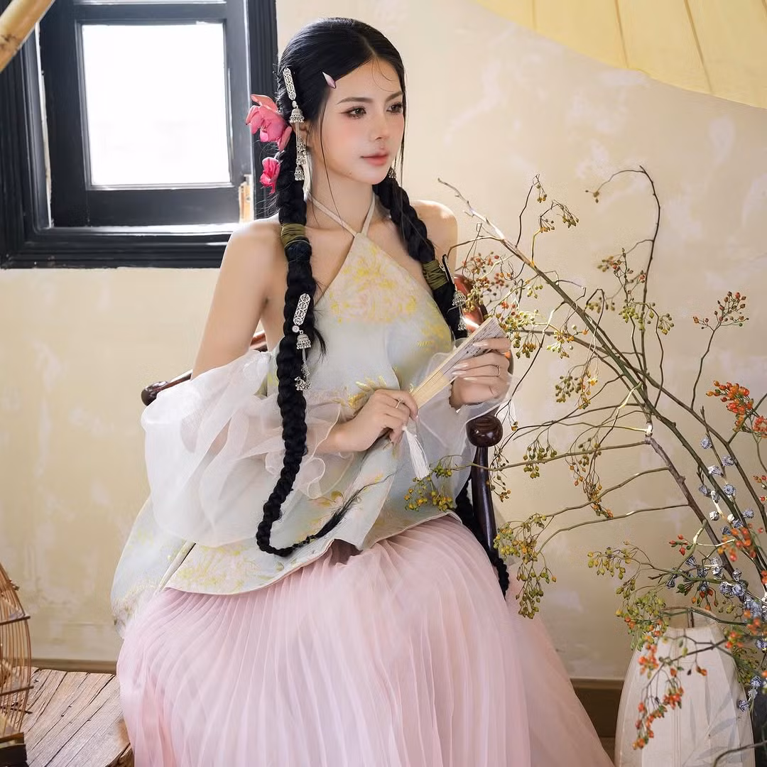 Nàng MC sở hữu đôi mắt có hồn với ánh nhìn vô cùng sắc sảo.