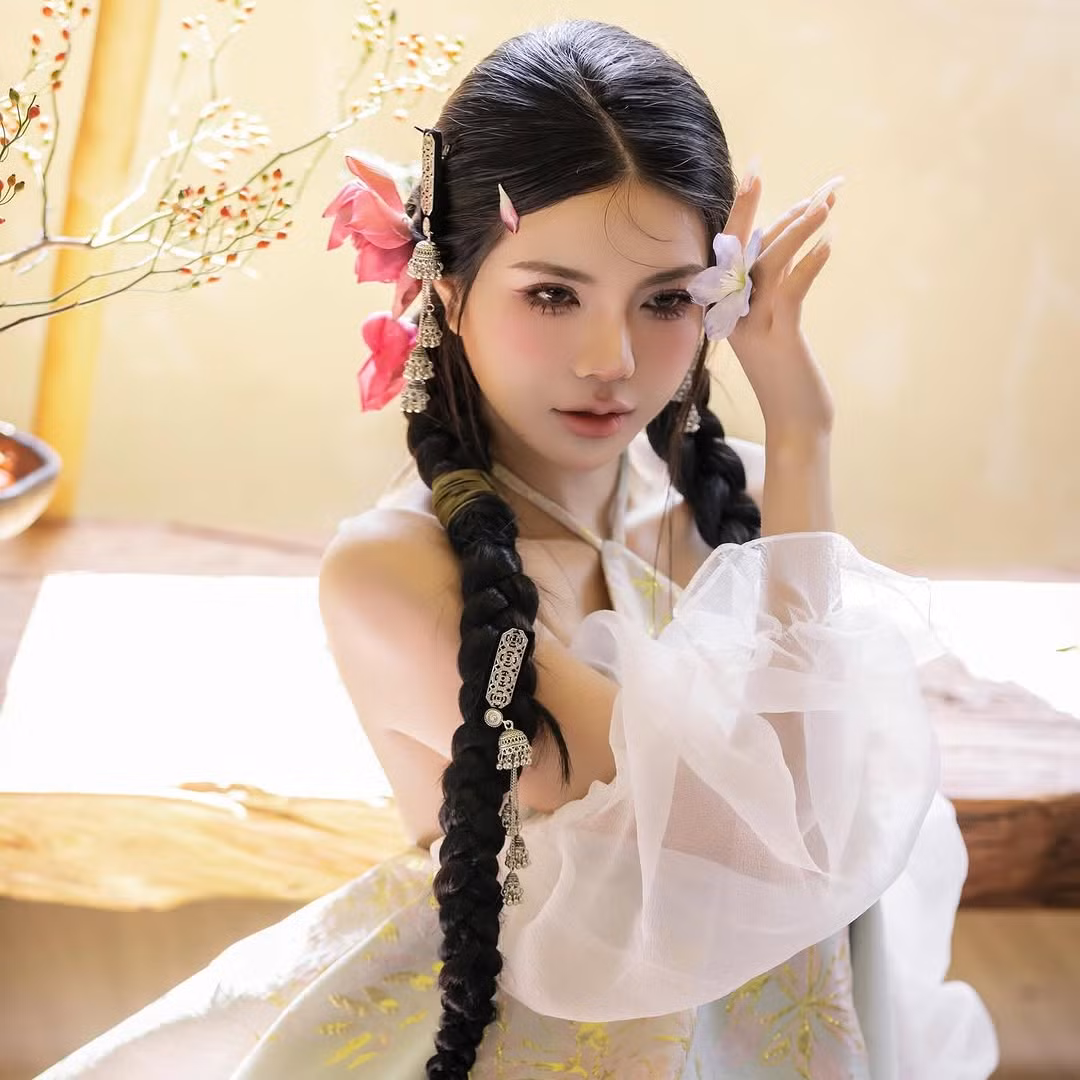 Ở phần bình luận, rất nhiều người đã dành những lời khen ngợi đến Mai Dora: "Xinh quá chị ơi", "mê cái nhan sắc này nha", "em xinh, năm mới diu dẻ nha chị iu ơi".