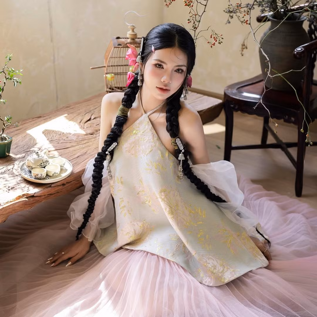 Với lối trang điểm tone hồng nhẹ nhàng, Mai Dora khoe vẻ đẹp trong trẻo, thanh thoát.