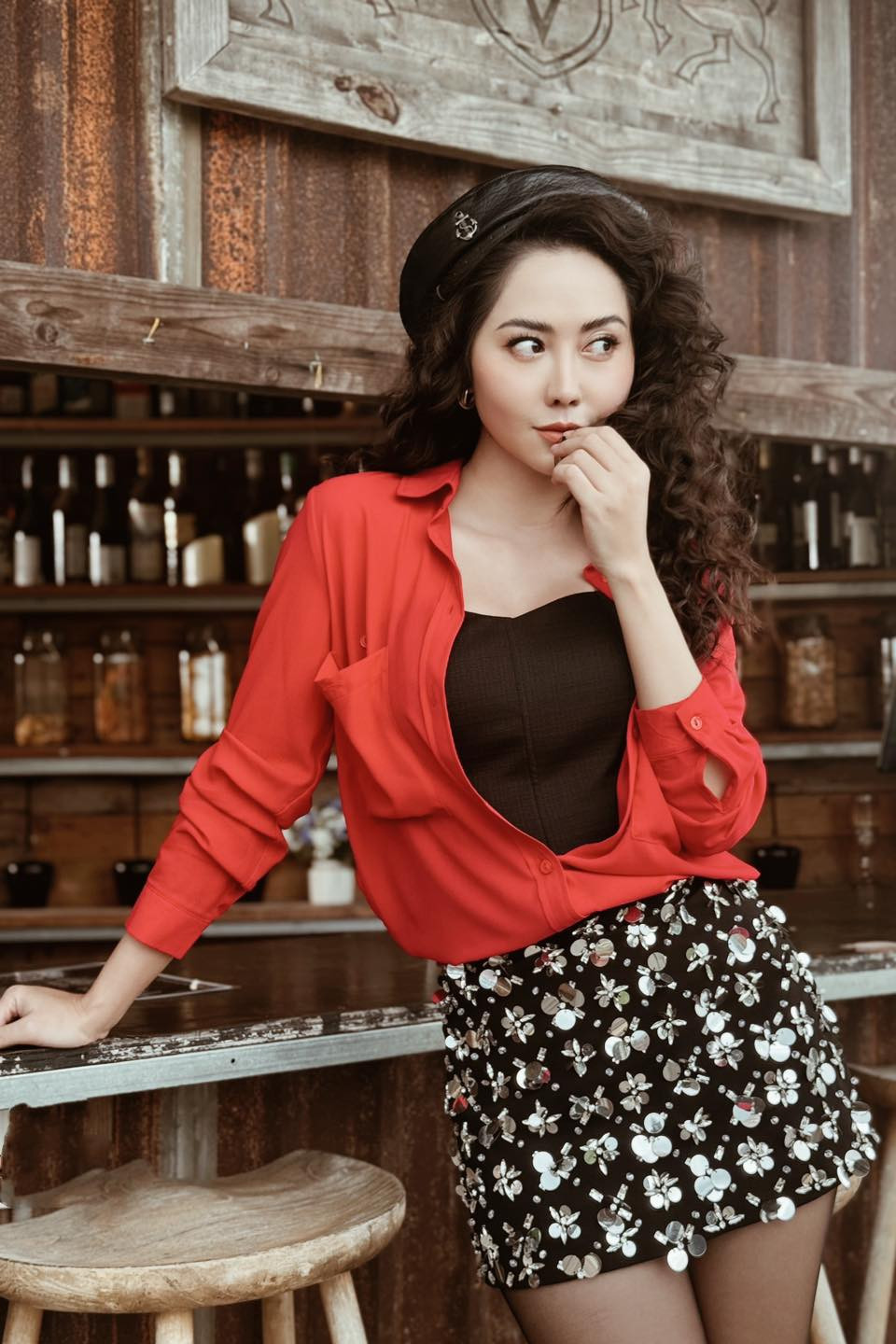 Ở tuổi 35, Tường Vi có cuộc sống yên bình bên người thân, bạn bè.