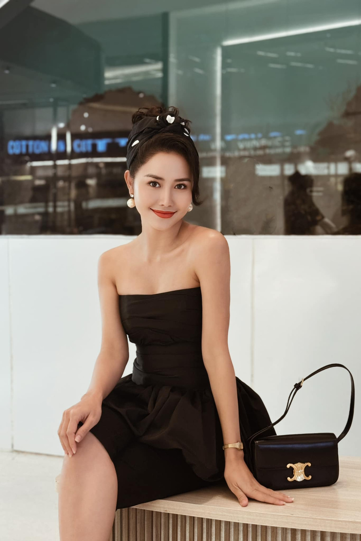 Bước ra ngoài màn ảnh, Tường Vi “cân” nhiều phong cách thời trang từ ngọt ngào, thanh lịch đến quyến rũ, cá tính.