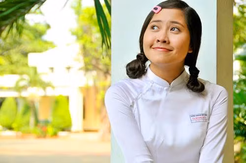 Tường Vi bén duyên với phim ảnh khi tham gia các dự án như Bỗng dưng muốn khóc, Cá rô em yêu anh, Lệ phí tình yêu, Cô Thắm về làng…