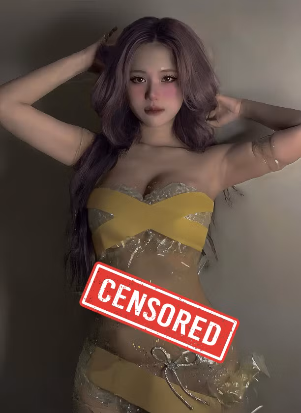 Mặc dù đu trend quấn băng keo vào thời điểm trào lưu này đã bắt đầu hạ nhiệt, thế nhưng Yugi Kiều Oanh vẫn biết cách khiến cho mình nổi bật với chiếc váy băng keo trong suốt nóng bỏng.