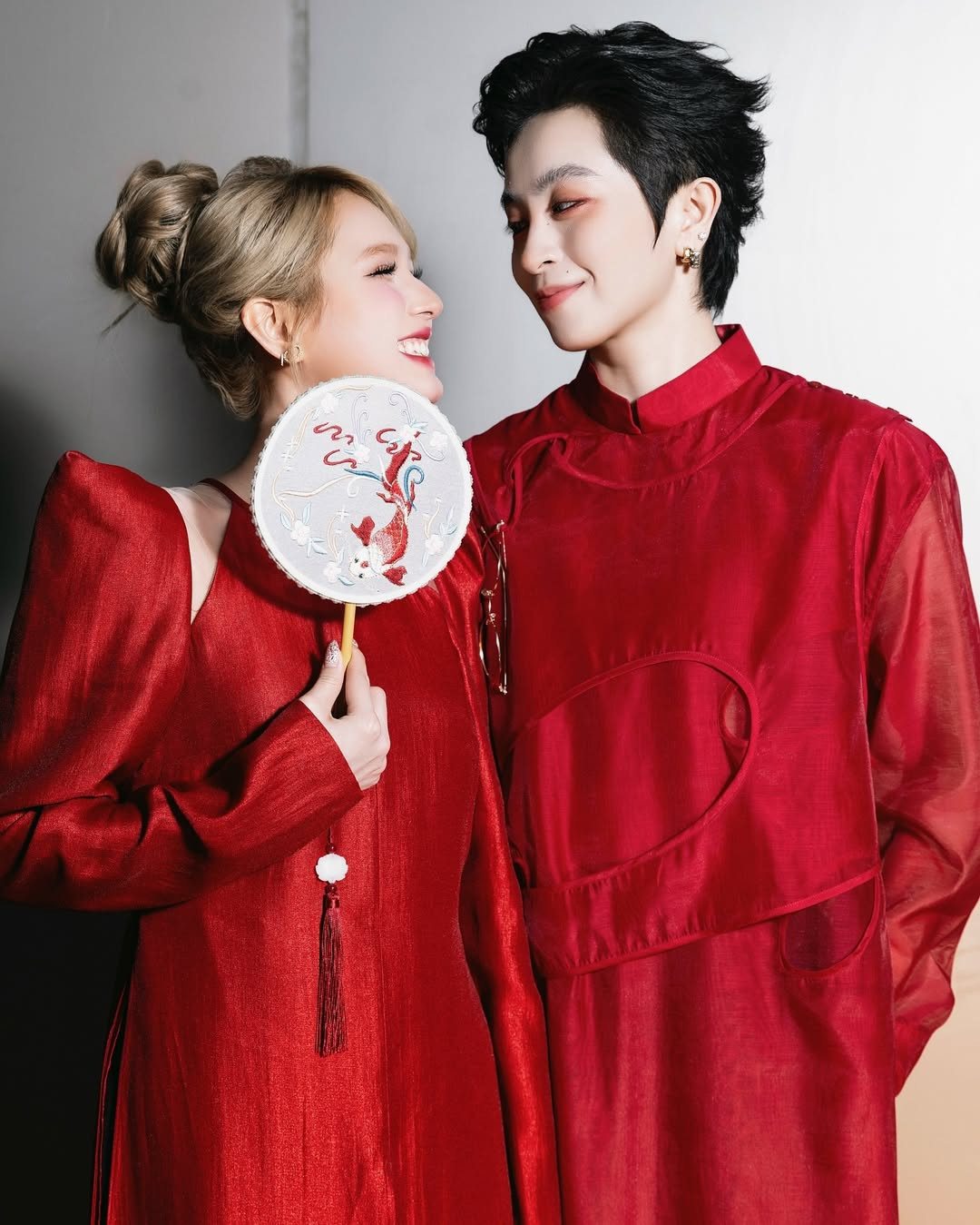 Trong loạt ảnh, cả hai trao nhau ánh nhìn tình tứ.