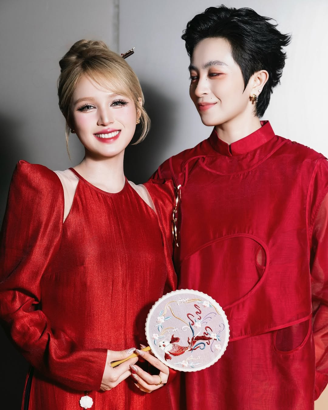 Đặc biệt ánh mắt Gil Lê dành cho Xoài Non đầy sự cưng chiều.