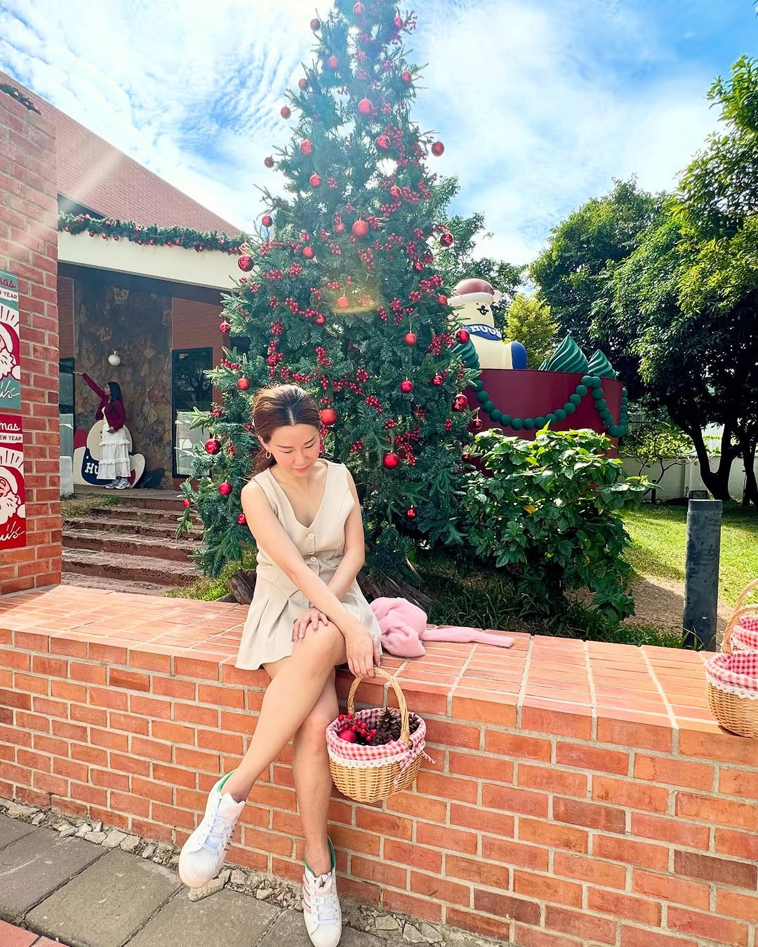 Đến hiện tại, khi con đã được hơn 2 tháng, nữ ca sĩ đã cập nhật những hình ảnh đời thường của mình. Cô nàng đã lấy lại được vóc dáng thon gọn, mảnh mai dù chỉ sau một thời gian ngắn sinh nở.