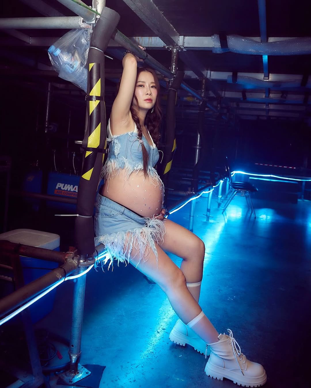 Mặc dù phải "vác" chiếc bầu vượt mặt, thế nhưng Belle gần như không hề bị cản trở hay cảm thấy khó khăn. Nữ ca sĩ vẫn biểu diễn vô cùng tự tin trong sự hò reo cổ vũ của khán giả.