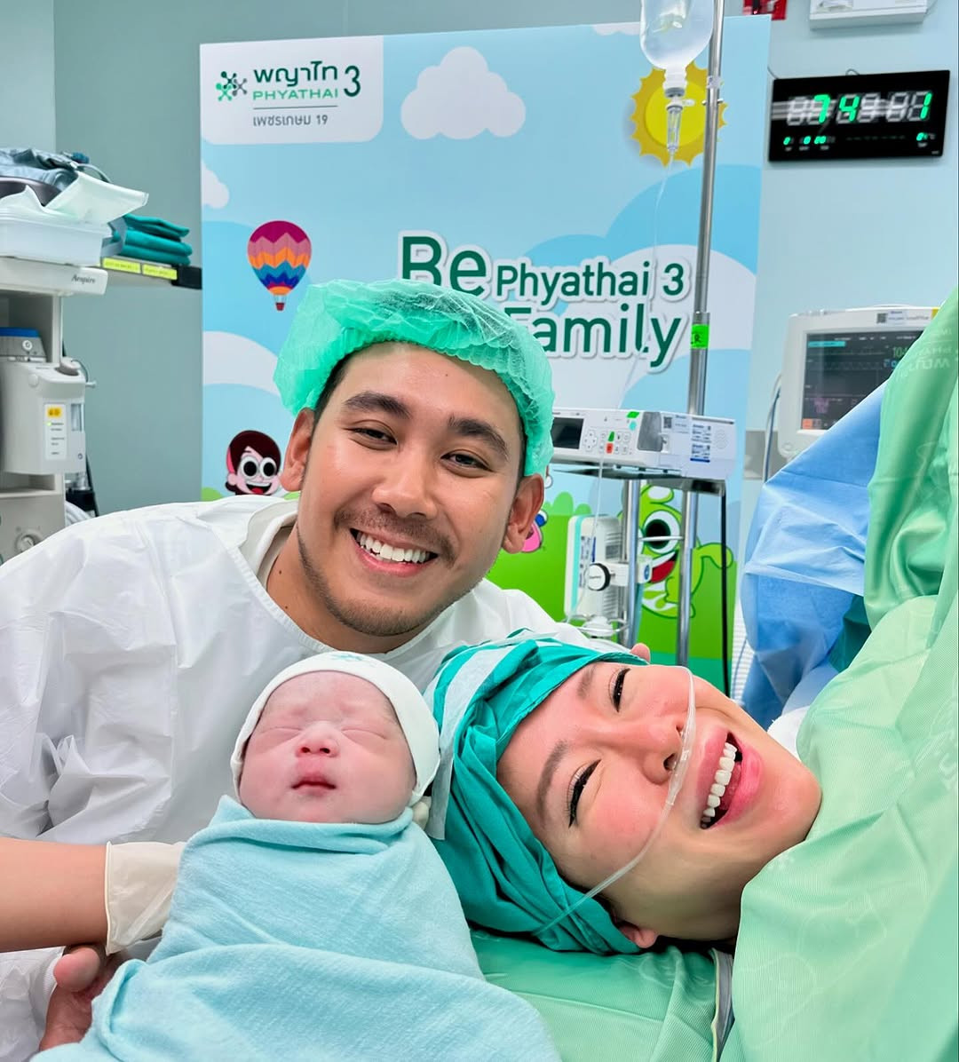 Đến ngày 29/10, Belle chính thức nhập viện và hạ sinh thành công con trai đầu lòng. Theo nguồn tin, con trai của Belle khi sinh ra nặng 3.1 ký và cao 51cm, cho thấy trạng thái rất khỏe mạnh.