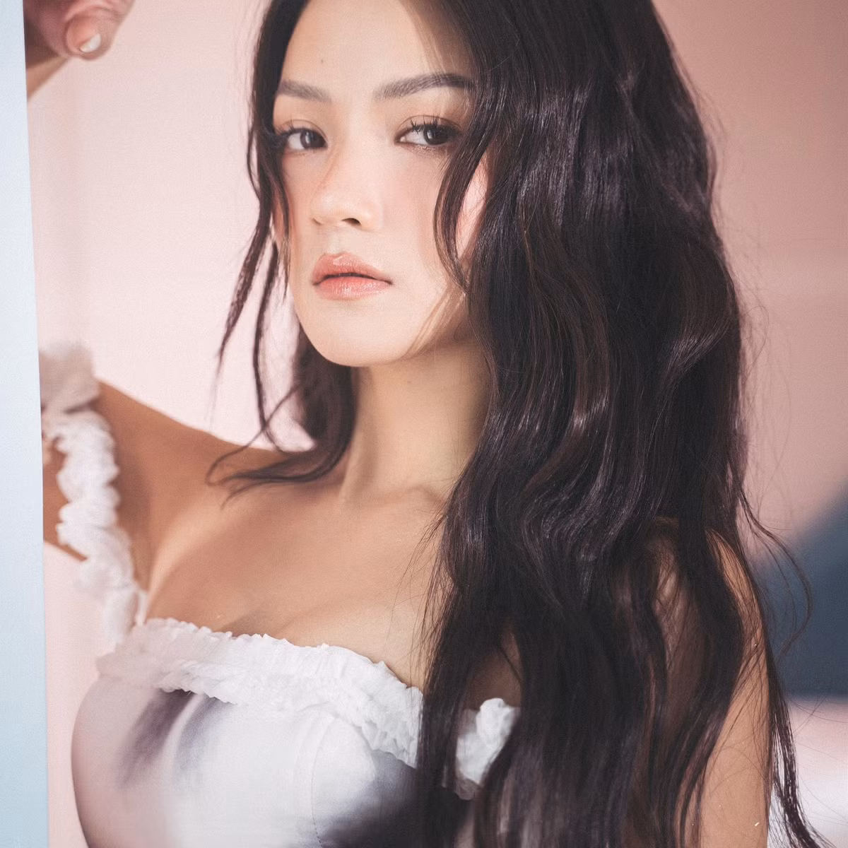 Không sexy, hở bạo như trước kia, cựu hot girl Hà Thành lựa chọn trang phục trẻ trung, hiện đại.