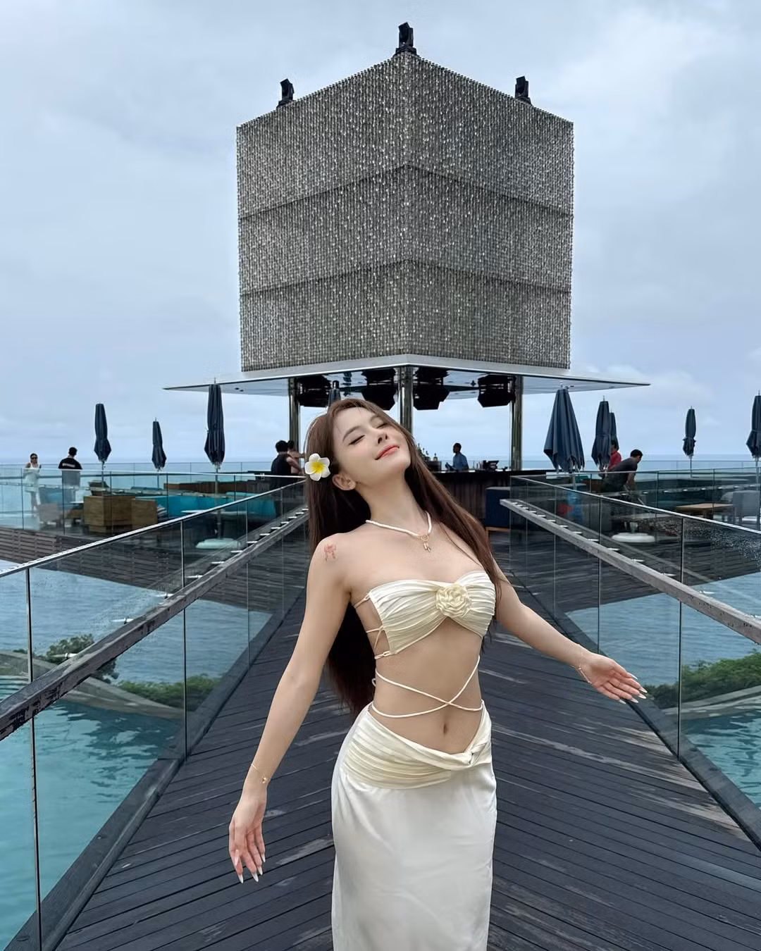 Trong những hình ảnh được đăng tải lên trang cá nhân, Ngân Hà mạnh dạn chinh phục các trang phục hở bạo, khoe triệt để đường cong, đặc biệt là thềm ngực hấp dẫn.