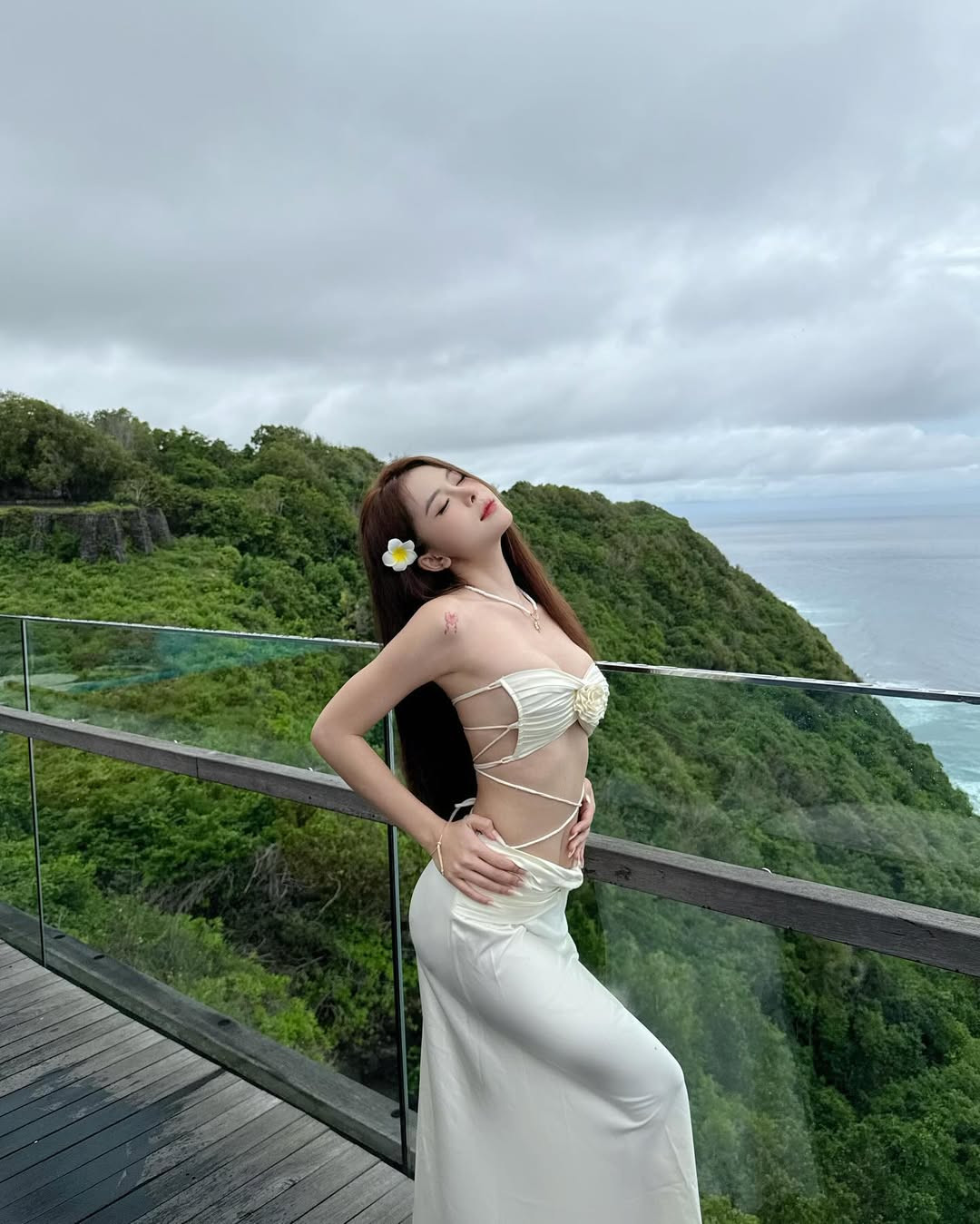 Cô nàng rất biết cách tạo dáng để tôn lên ưu điểm cơ thể.