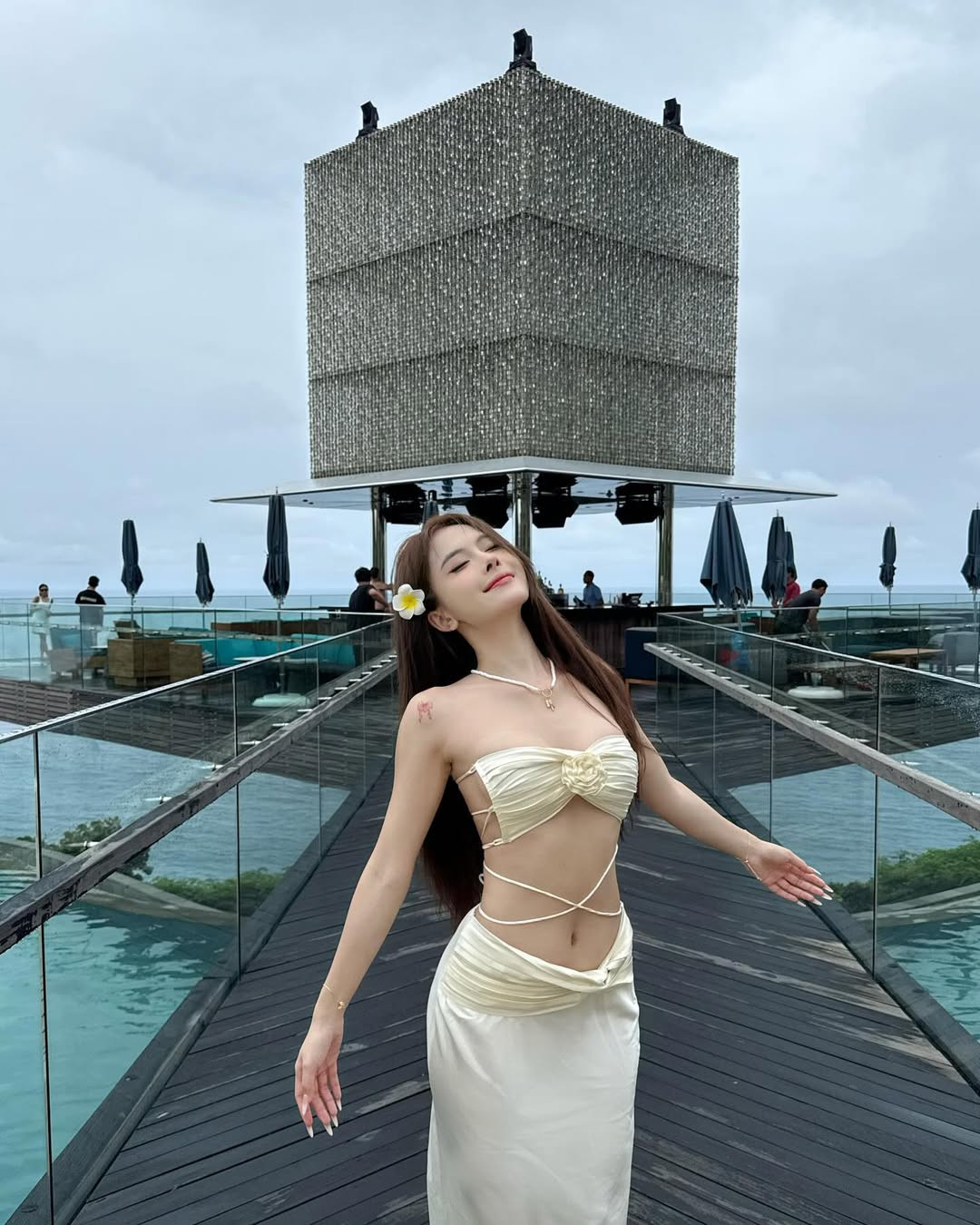 Trong những hình ảnh được đăng tải lên trang cá nhân, Ngân Hà mạnh dạn chinh phục các trang phục hở bạo, khoe triệt để đường cong, đặc biệt là thềm ngực hấp dẫn.