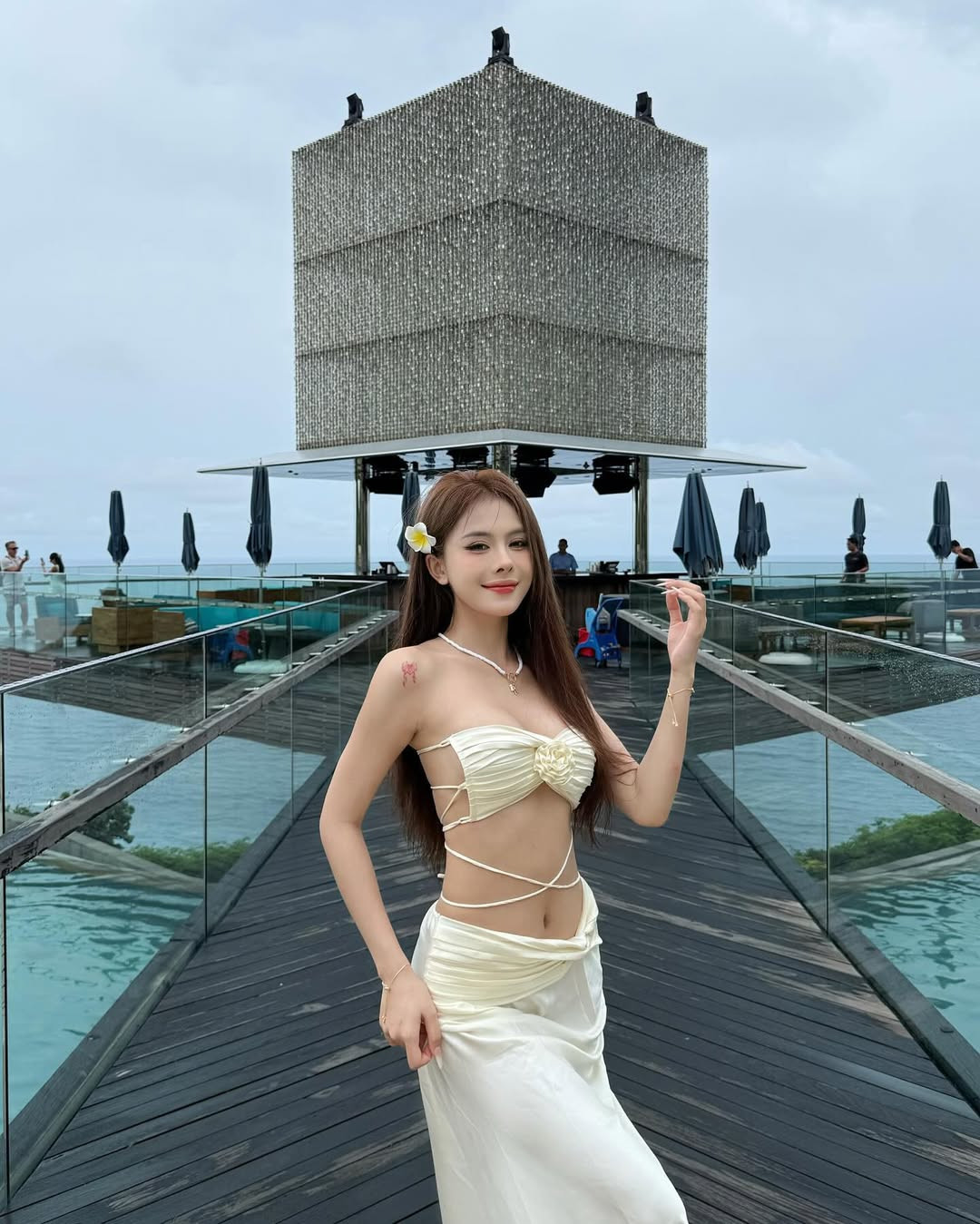 Ngân Hà sở hữu làn da trắng sáng, giúp cô nàng cân được mọi màu sắc trang phục.