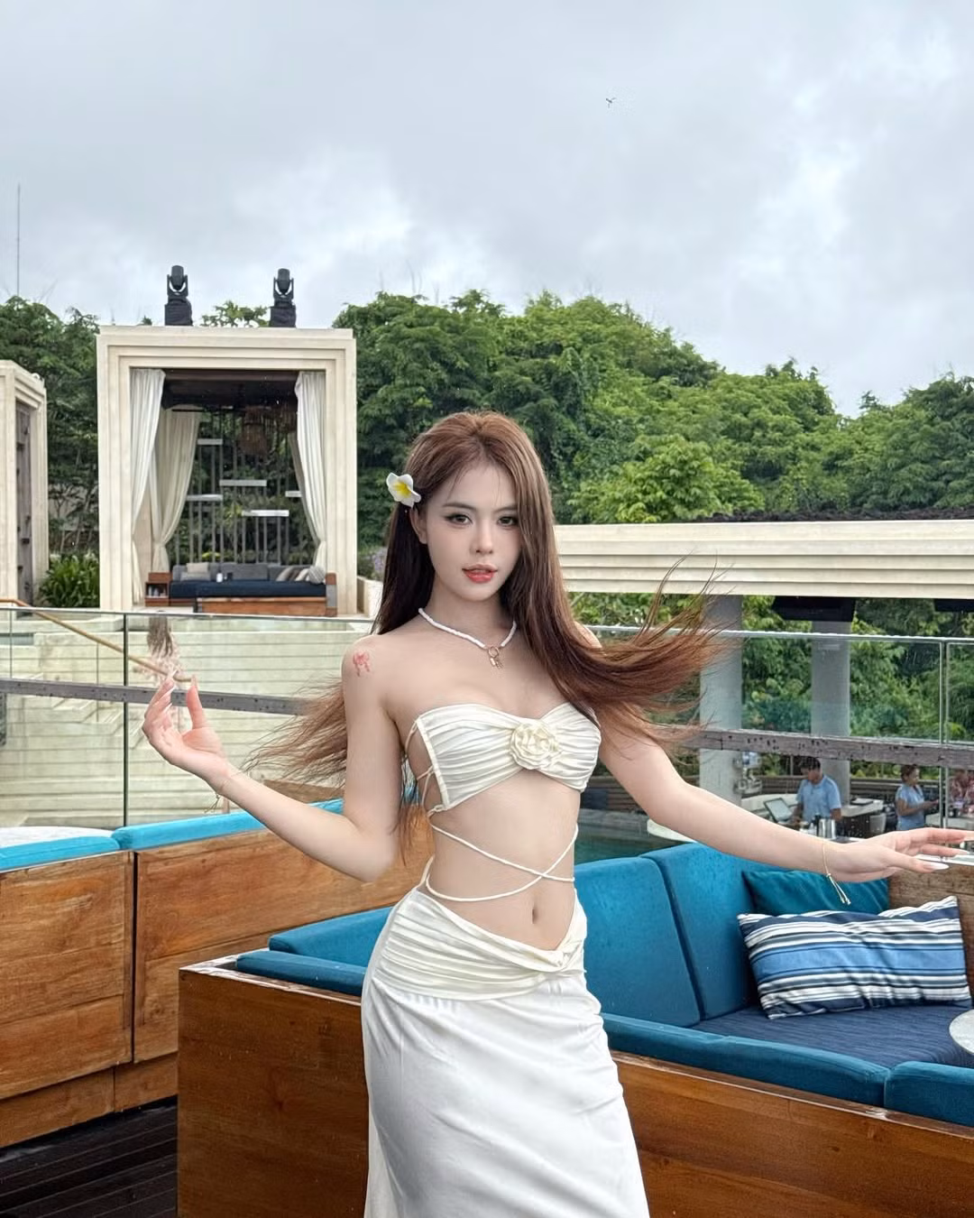 "Quá đẹp!", "Body đỉnh của đỉnh", "Ngân Hà ngày càng xinh đẹp",... là những bình luận không ngớt dành cho cô nàng.