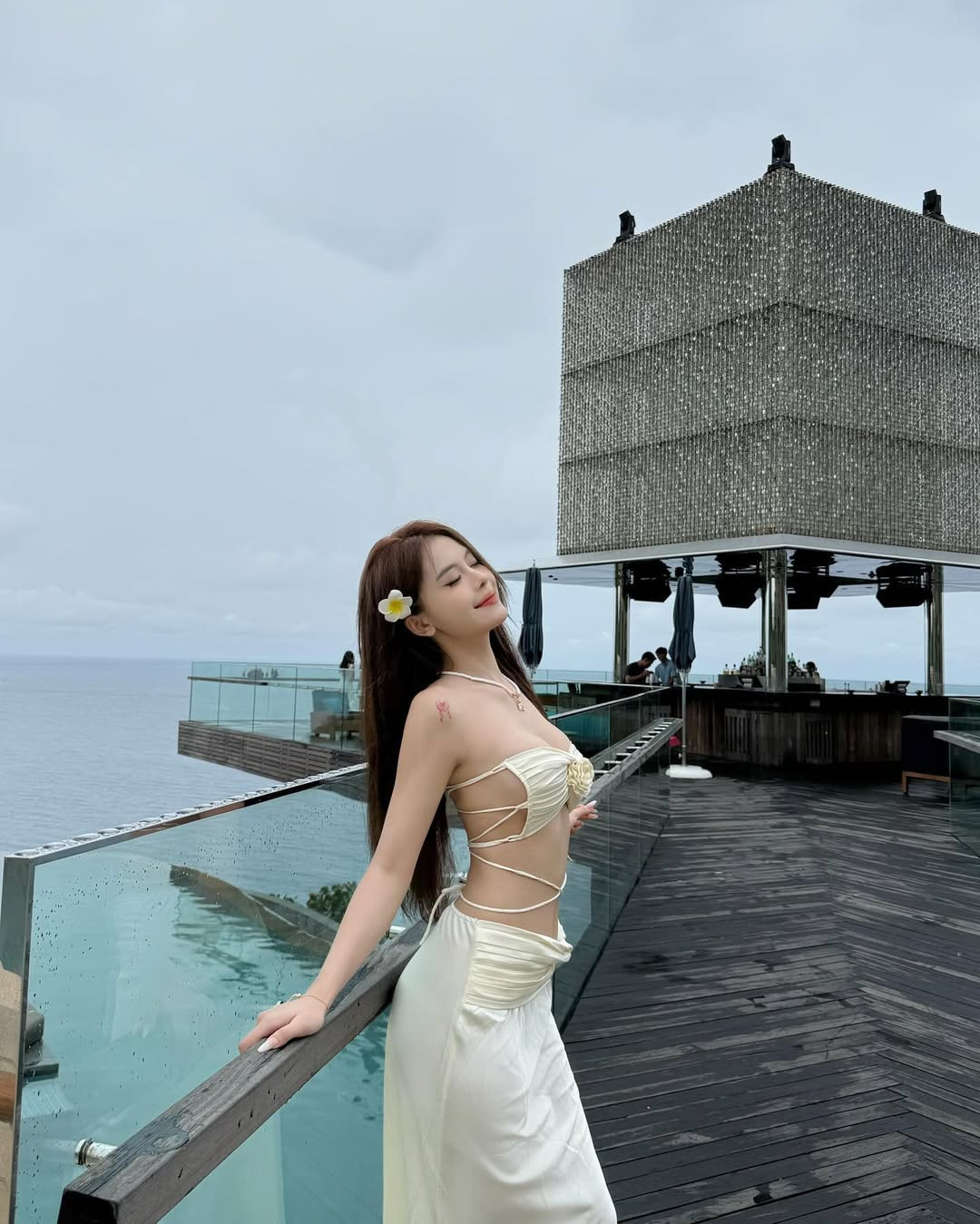 Trong loạt ảnh này, Ngân Hà xuất hiện với bộ bikini cắt xẻ táo bạo, khoe trọn đường cong quyến rũ. Mỗi bức ảnh đều nhận được hàng nghìn lượt like và bình luận từ phía người hâm mộ.