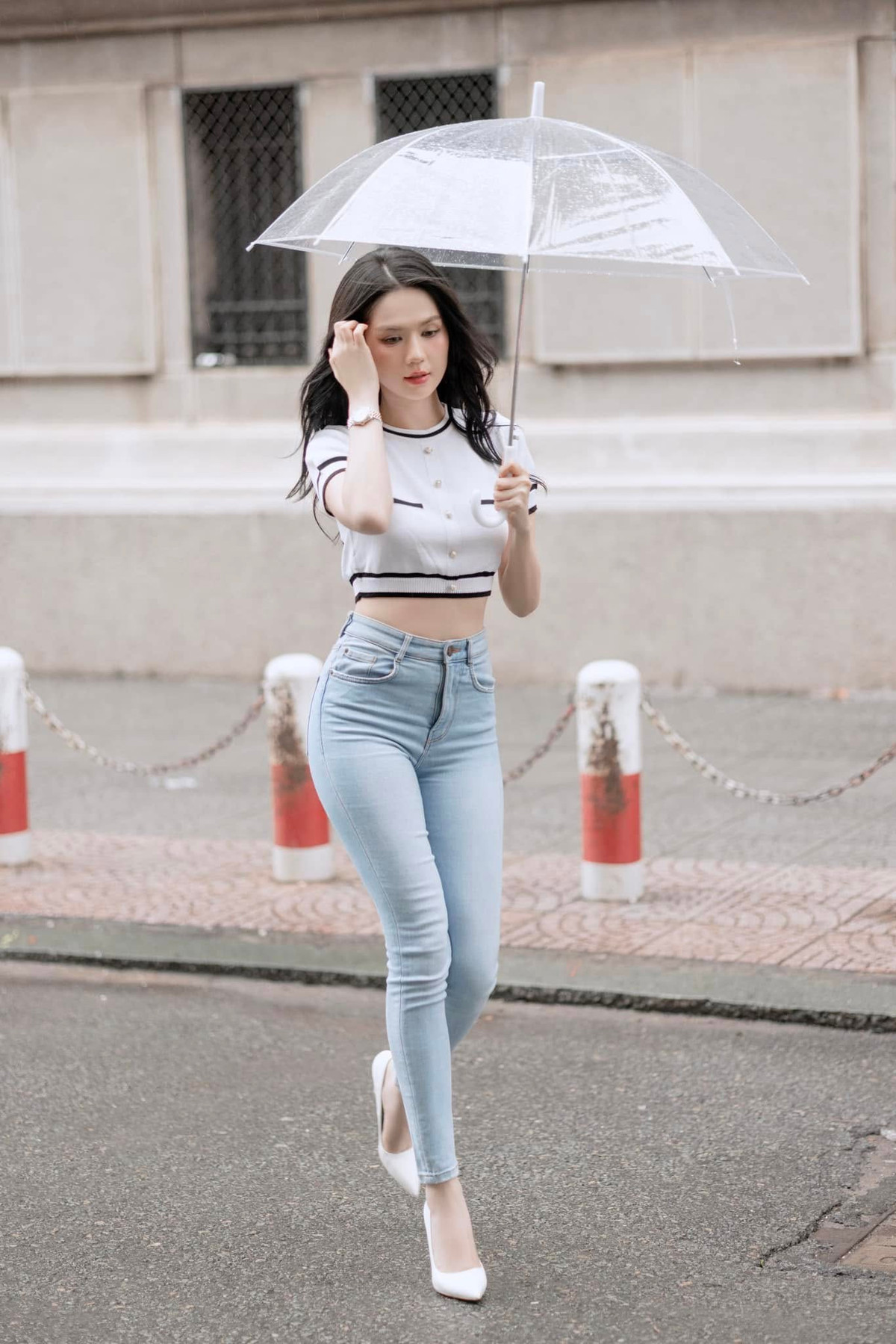 Ngọc Trinh, "nữ hoàng nội y" của showbiz Việt, luôn biết cách khiến công chúng trầm trồ với nhan sắc và vóc dáng hoàn hảo. Đặc biệt, vòng eo 56 cm của cô như một thương hiệu riêng, trở thành niềm mơ ước của nhiều cô gái. Ngay cả khi đã bước sang tuổi U40, Ngọc Trinh vẫn giữ được vóc dáng đáng mơ ước này.