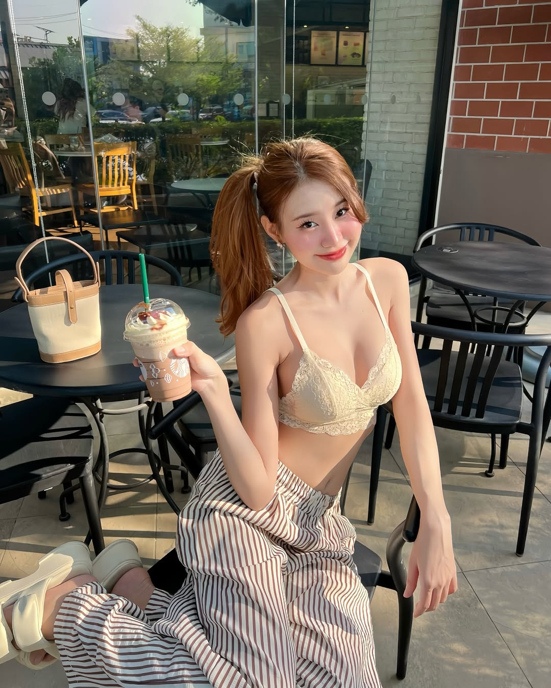 Nhờ sở hữu sắc vóc nổi bật, cô nàng được nhiều nhãn hàng mời làm mẫu thời trang.