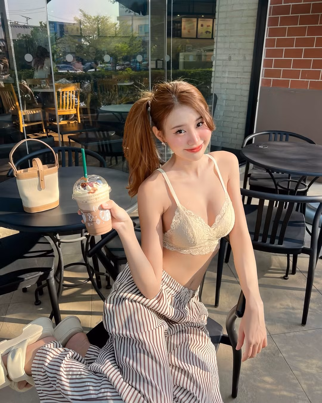 Nhờ sở hữu sắc vóc nổi bật, cô nàng được nhiều nhãn hàng mời làm mẫu thời trang.