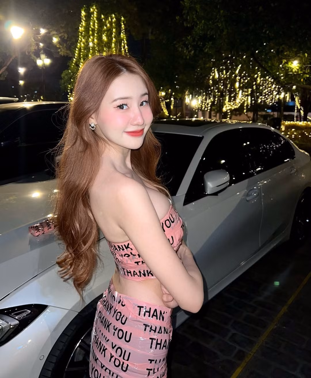 Cô nàng nổi lên nhờ sở hữu nhan sắc xinh đẹp cùng vòng một khủng.