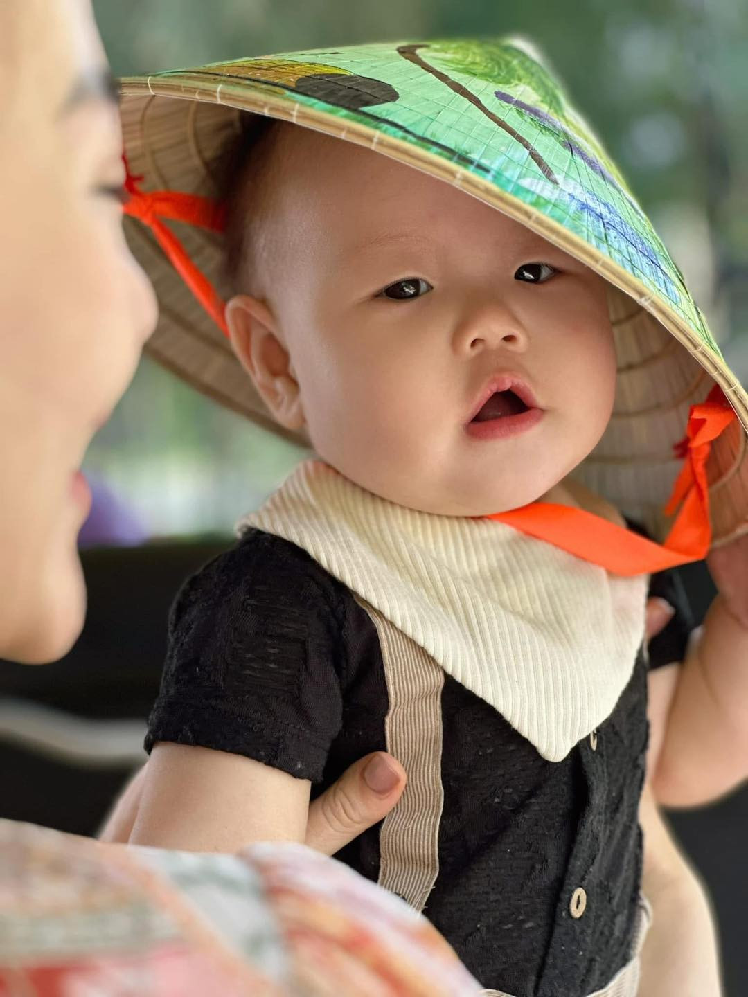 Em bé nhà Phương Oanh được nhiều người nhận xét có gương mặt giống bố.