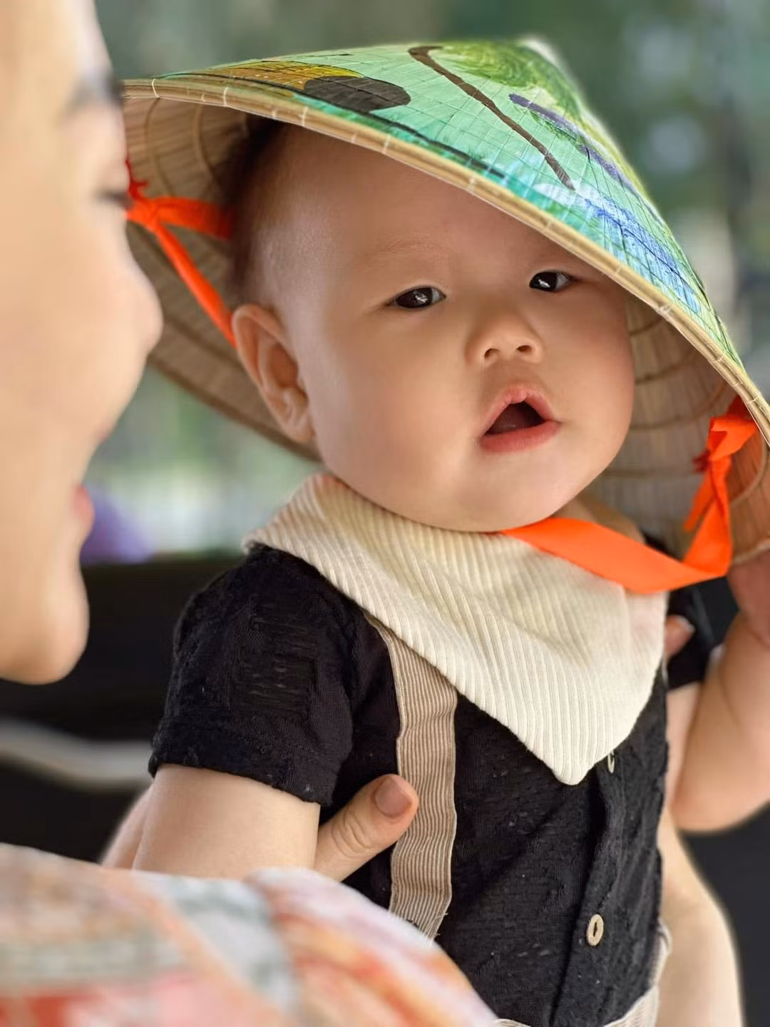 Em bé nhà Phương Oanh được nhiều người nhận xét có gương mặt giống bố.