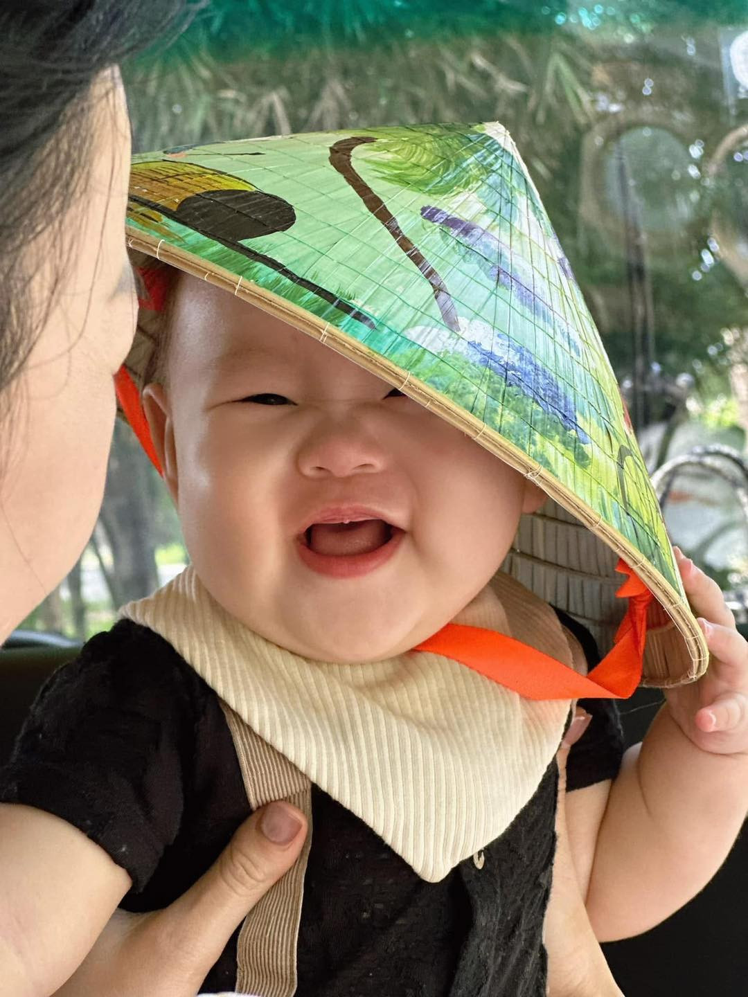 Dưới bài đăng, dàn sao Việt như Quách Thu Phương, Hoa hậu Ngọc Hân... đều không khỏi xuýt xoa trước vẻ bụ bẫm, đáng yêu của cậu bé. Thậm chí, Phương Oanh còn trêu chọc: "Nào nào diễn nét deep deep đồ một chút nào" khiến ai nấy đều bật cười.