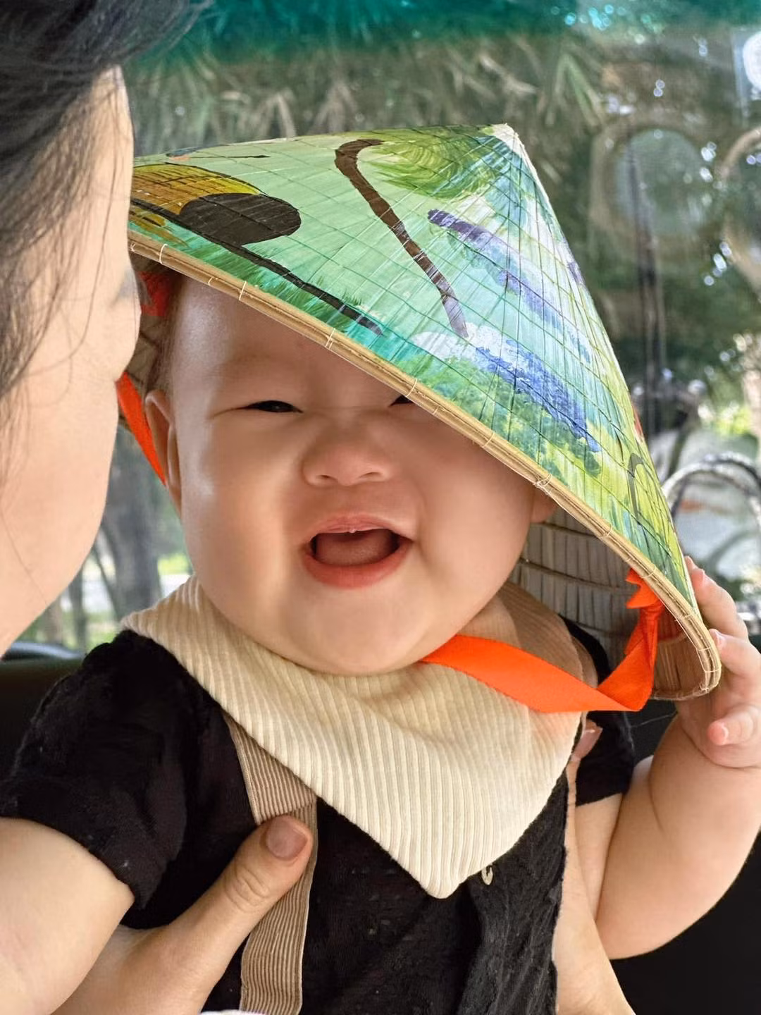 Dưới bài đăng, dàn sao Việt như Quách Thu Phương, Hoa hậu Ngọc Hân... đều không khỏi xuýt xoa trước vẻ bụ bẫm, đáng yêu của cậu bé. Thậm chí, Phương Oanh còn trêu chọc: "Nào nào diễn nét deep deep đồ một chút nào" khiến ai nấy đều bật cười.