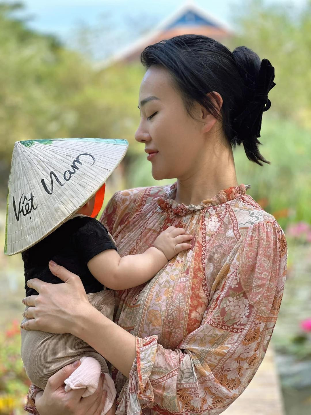 Nữ diễn viên không khỏi tự hào khi chia sẻ các bé đều tăng cân đều đặn và rất ngoan ngoãn.