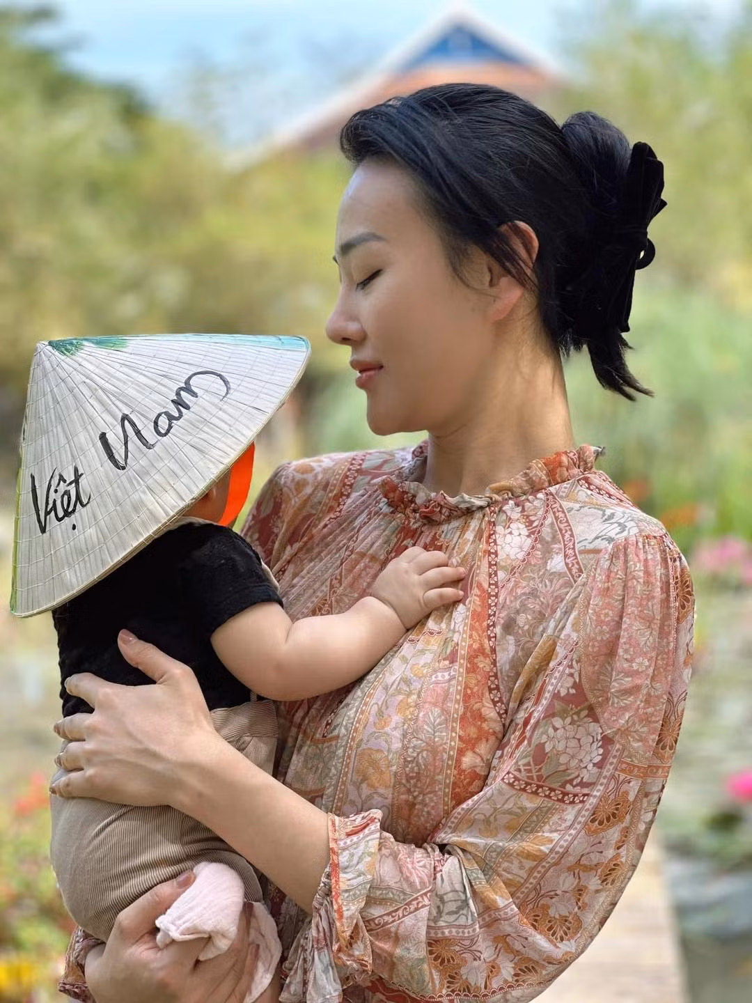 Nữ diễn viên không khỏi tự hào khi chia sẻ các bé đều tăng cân đều đặn và rất ngoan ngoãn.