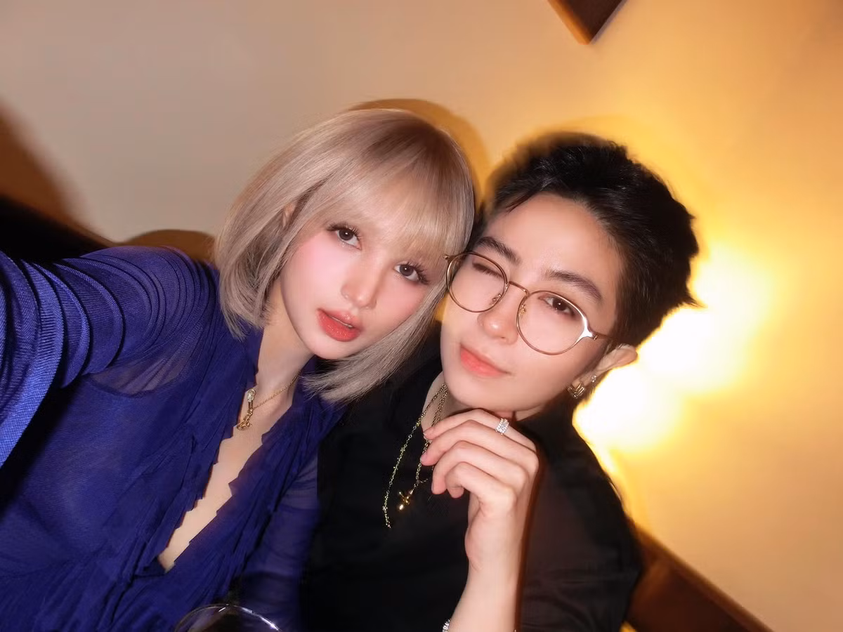 Trong những bức hình, Xoài Non diện áo xanh xếp ly đầy quyến rũ, khéo léo khoe vòng một gợi cảm. Bên cạnh đó, cô nàng để kiểu tóc màu bạch kim tựa như búp bên.