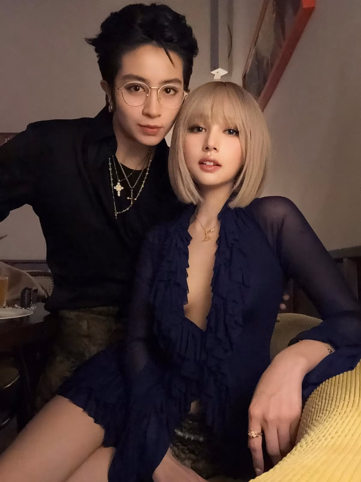 Má kề má bên Xoài Non, Gil Lê vô cùng bảnh bao khi diện set đồ tối màu, kết hợp với những phụ kiện kim loại bắt mắt.