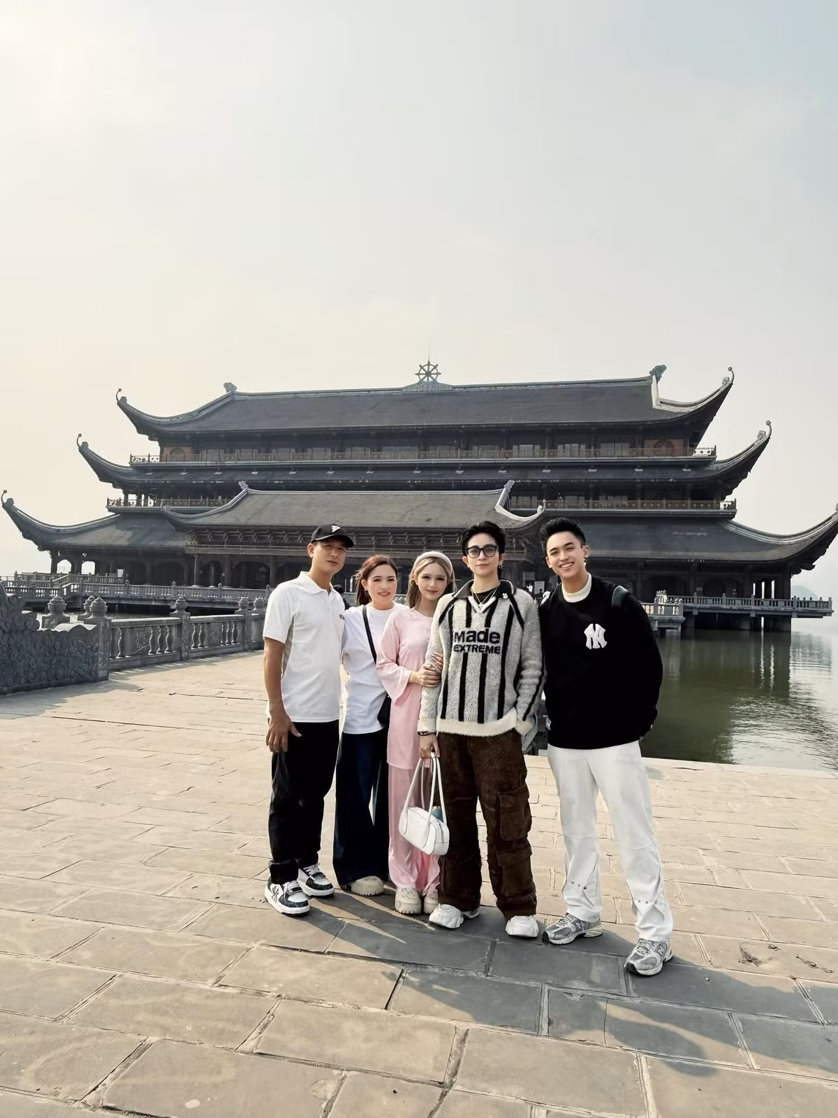 Gil Lê thường xuyên xuất hiện như một thành viên trong gia đình Xoài Non trong nhiều chuyến đi.