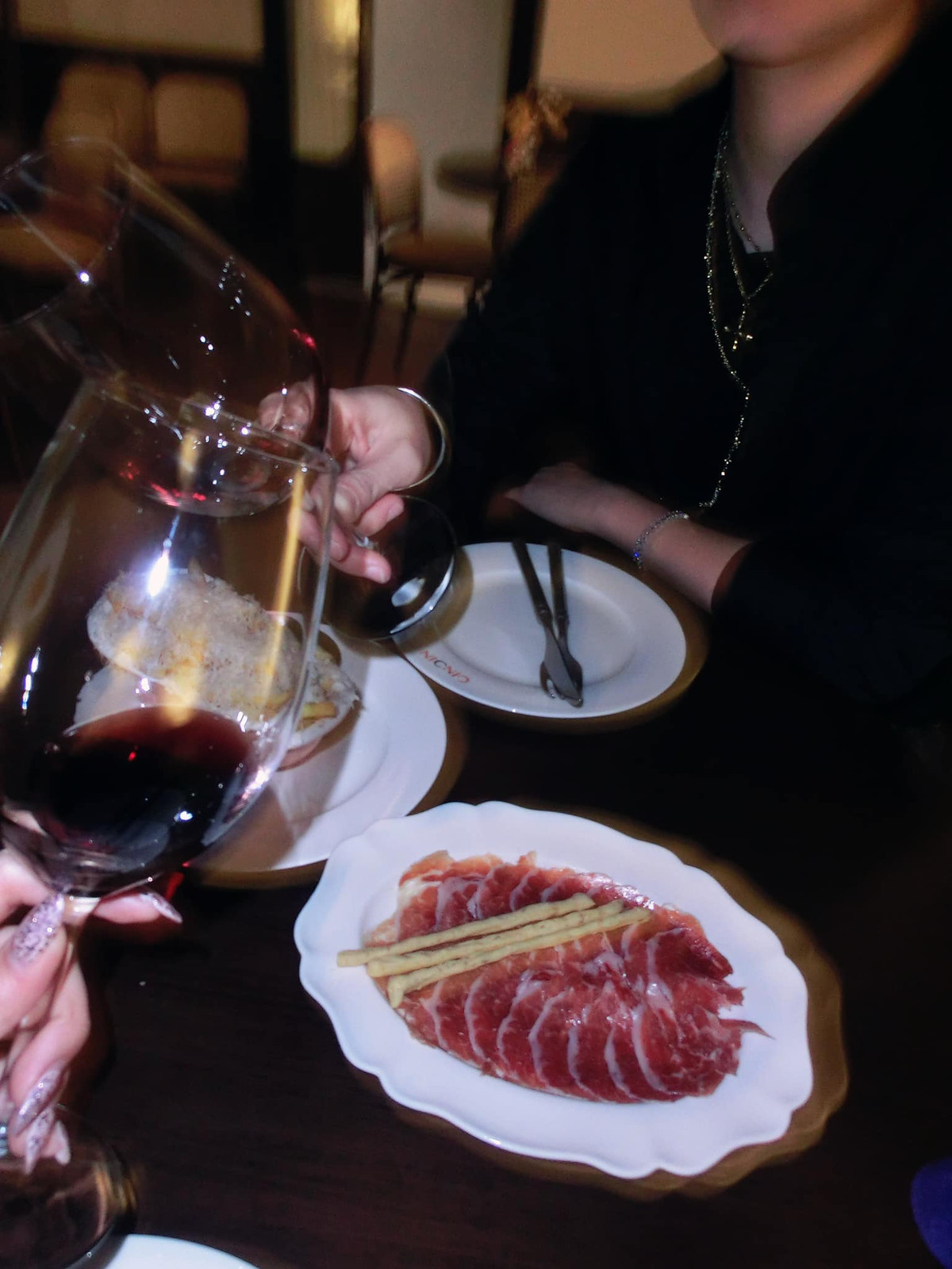 Tuy cô nàng và Gil Lê chưa lên tiếng xác nhận là người yêu nhưng cũng không phủ nhận chuyện này. Cặp đôi thoải mái chia sẻ những khoảnh khắc tình tứ bên nhau.