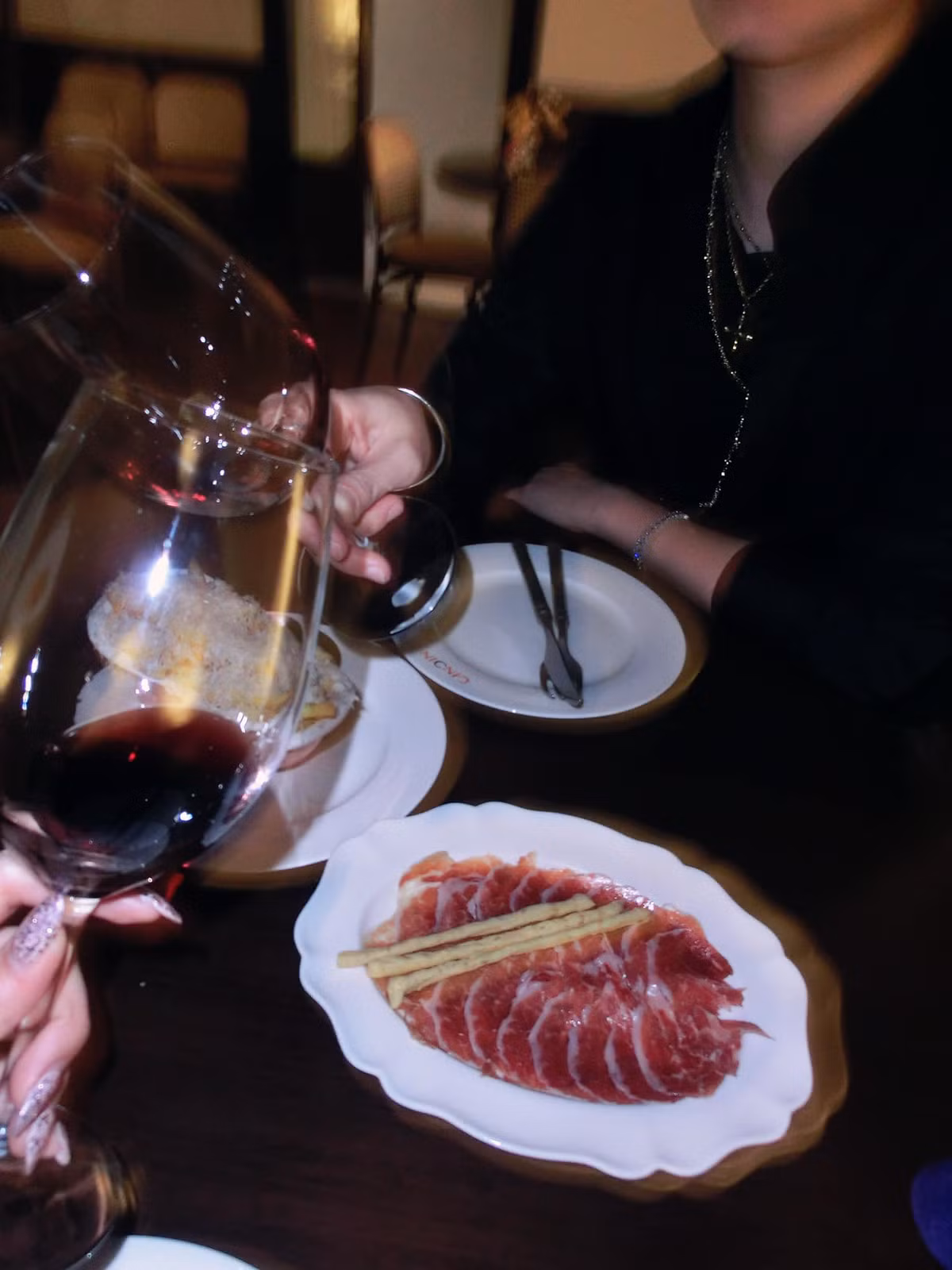 Tuy cô nàng và Gil Lê chưa lên tiếng xác nhận là người yêu nhưng cũng không phủ nhận chuyện này. Cặp đôi thoải mái chia sẻ những khoảnh khắc tình tứ bên nhau.