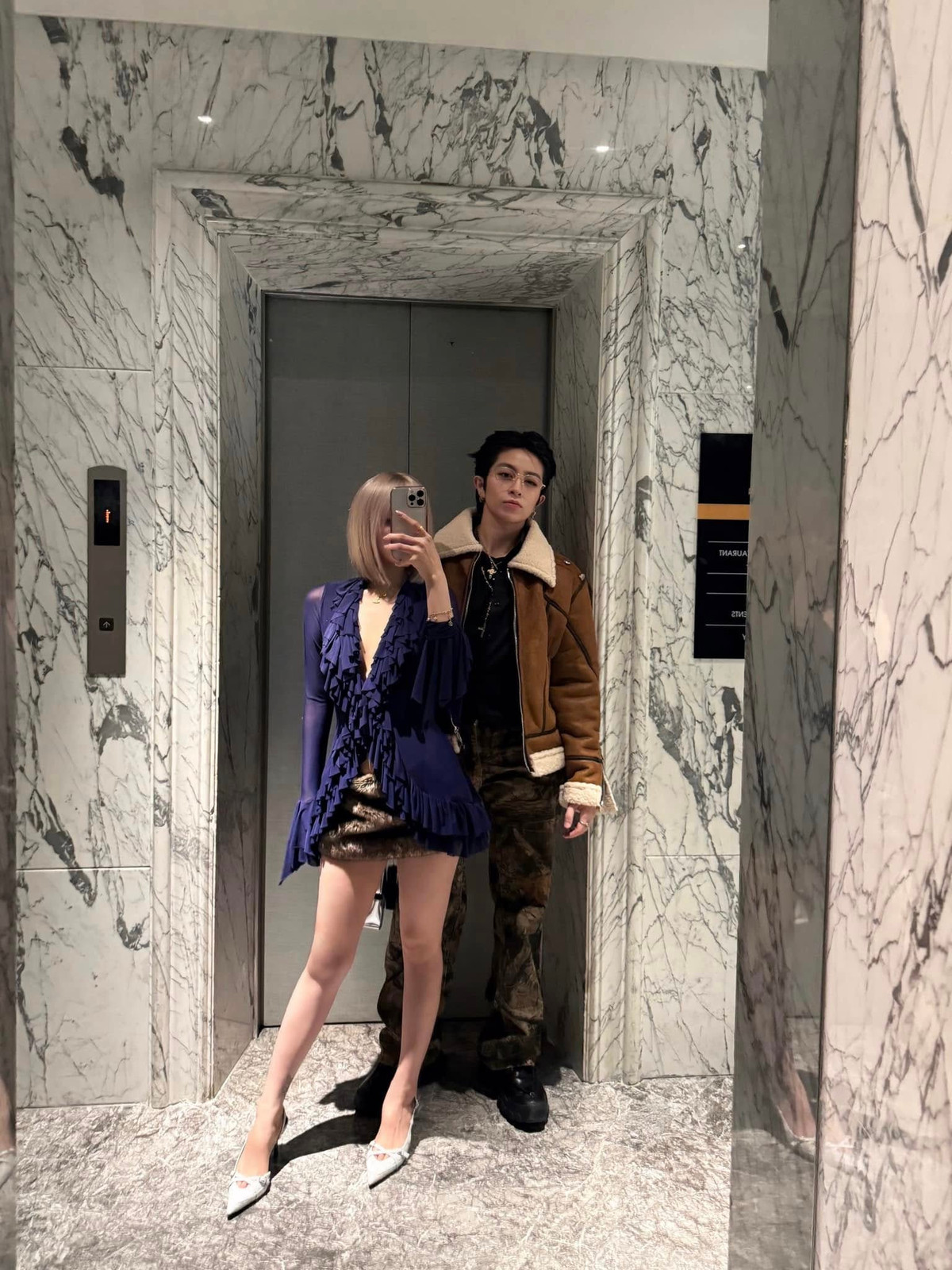 Điều đặc biệt trong loạt ảnh khiến nhiều fan của cặp đôi bị thu hút chính là cử chỉ thân thiết của cả 2. Không chỉ đứng gần nhau, má kề má, trong một số tấm ảnh, Gil Lê còn đặt tay lên eo của Xoài Non đầy thân thiết.