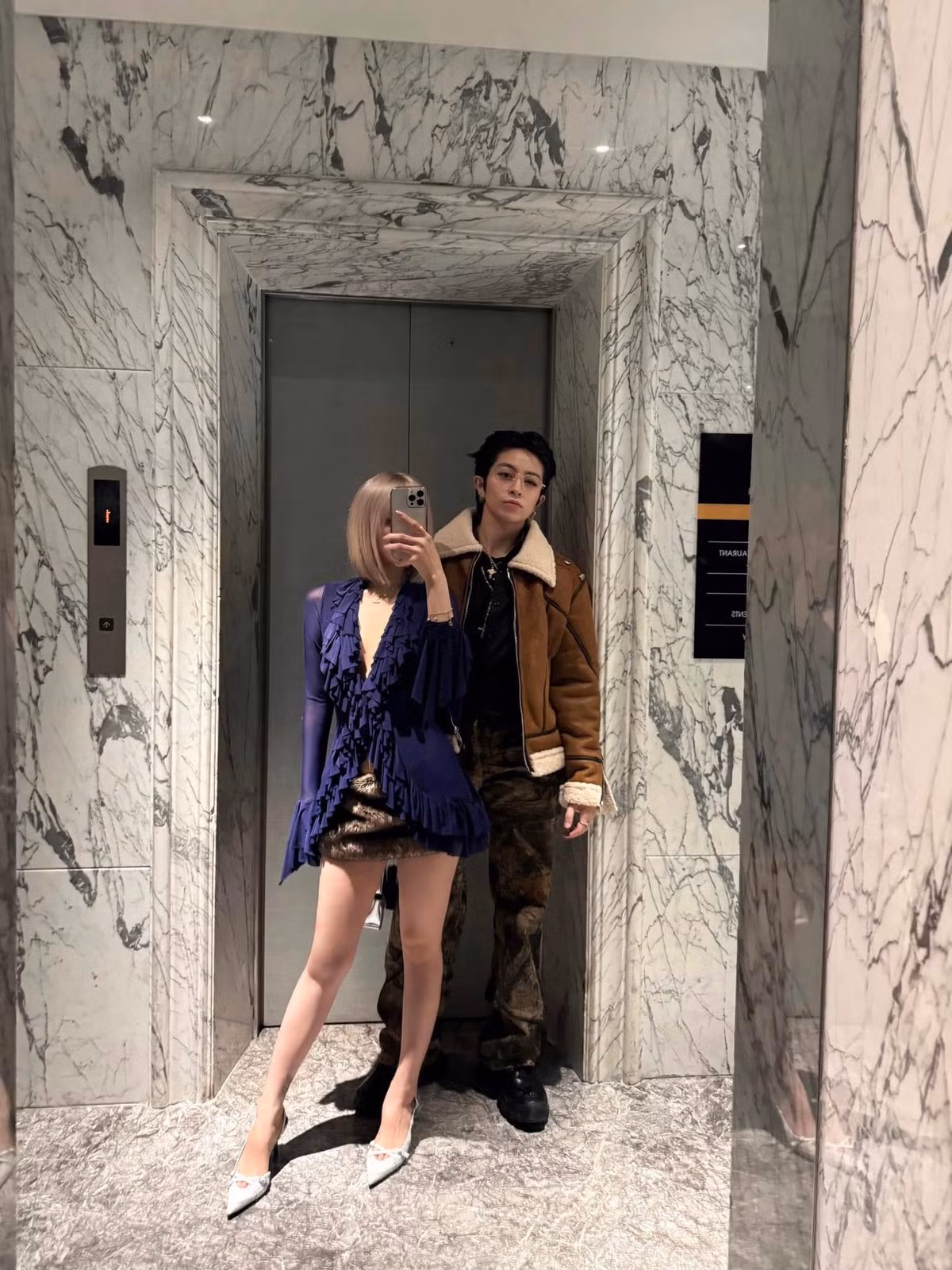 Điều đặc biệt trong loạt ảnh khiến nhiều fan của cặp đôi bị thu hút chính là cử chỉ thân thiết của cả 2. Không chỉ đứng gần nhau, má kề má, trong một số tấm ảnh, Gil Lê còn đặt tay lên eo của Xoài Non đầy thân thiết.