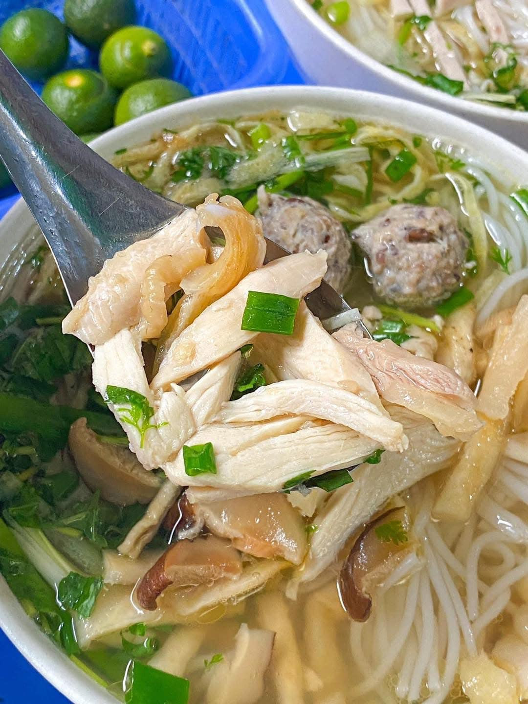 Với hương vị thanh ngọt của nước dùng gà, sự đa dạng của các loại topping và cách trình bày đẹp mắt, bún thang không chỉ là món ăn mà còn là một tác phẩm nghệ thuật ẩm thực.