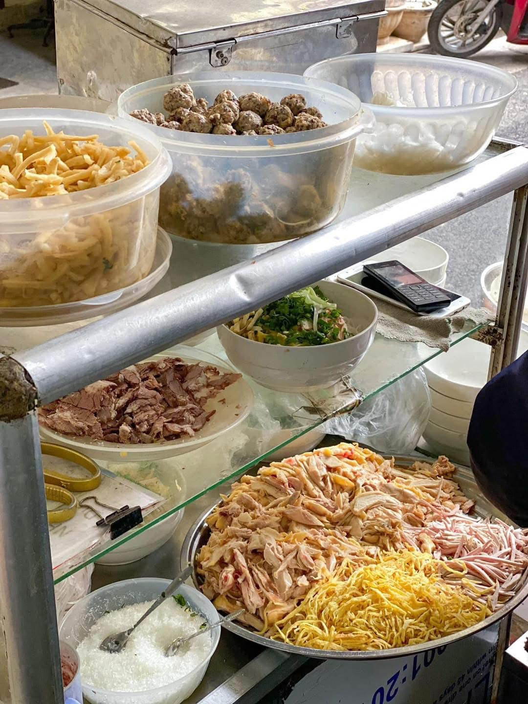 Bún thang, món ăn thanh lịch và tinh tế, từ lâu đã trở thành biểu tượng của ẩm thực Hà Nội, đặc biệt là trong những ngày Tết cổ truyền.