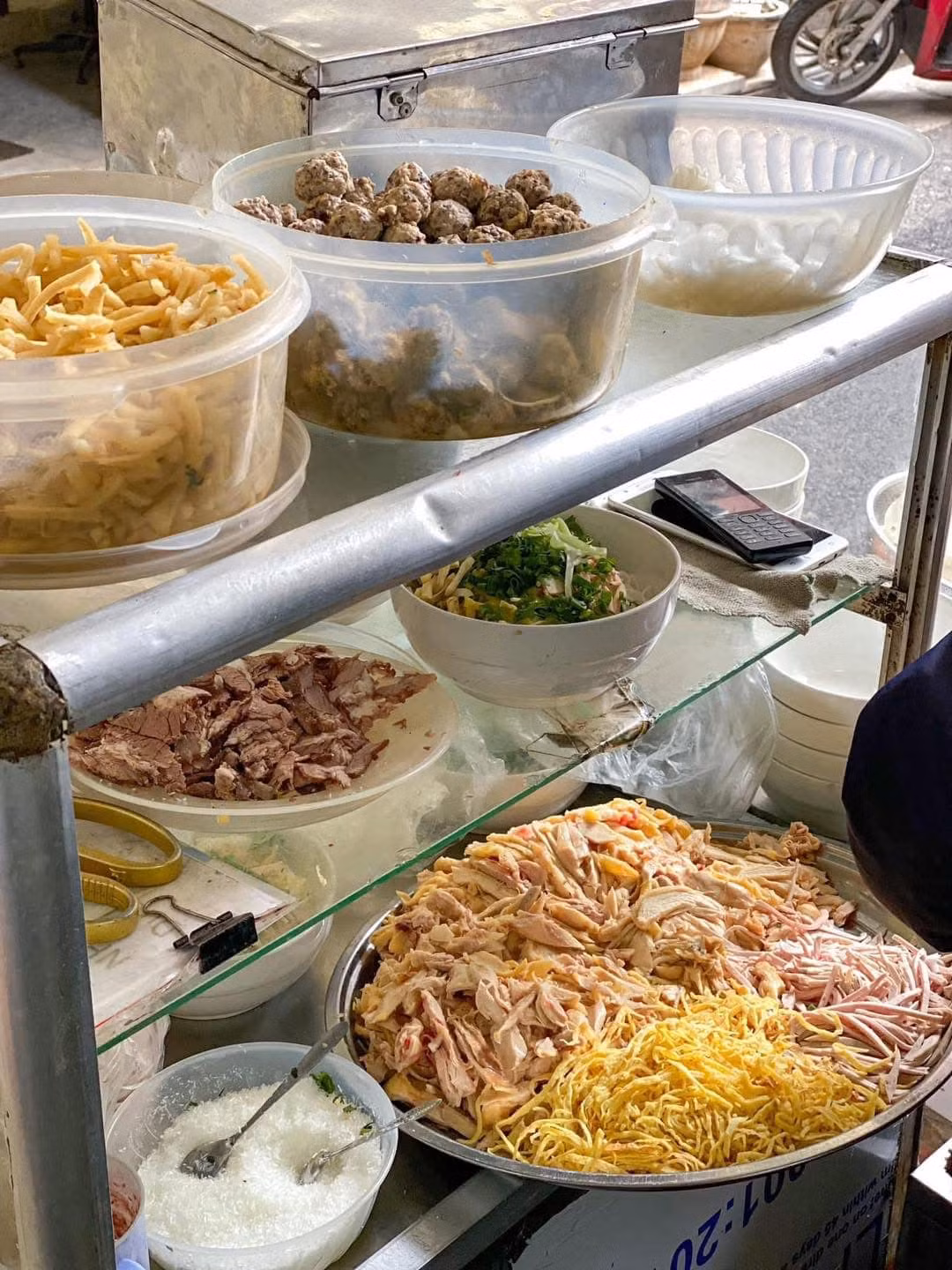 Bún thang, món ăn thanh lịch và tinh tế, từ lâu đã trở thành biểu tượng của ẩm thực Hà Nội, đặc biệt là trong những ngày Tết cổ truyền.